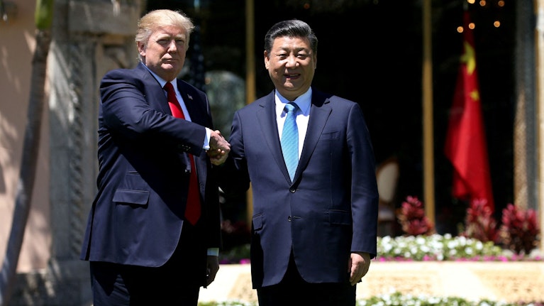 Die beiden wichtigsten Wirtschaftsmächte der Welt liefern sich einen brutalen Kampf um die Nummer 1. Der Economist legt sich fest, wer das Duell für sich entscheiden wird: China. Xi Jinping schlägt Donald Trump mit seinen eigenen Waffen. Und das betrifft auch uns.