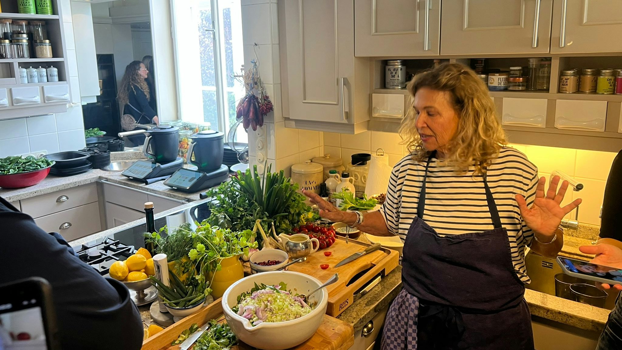 Beim Kochen erzählt die Starköchin so einige Geschichten.