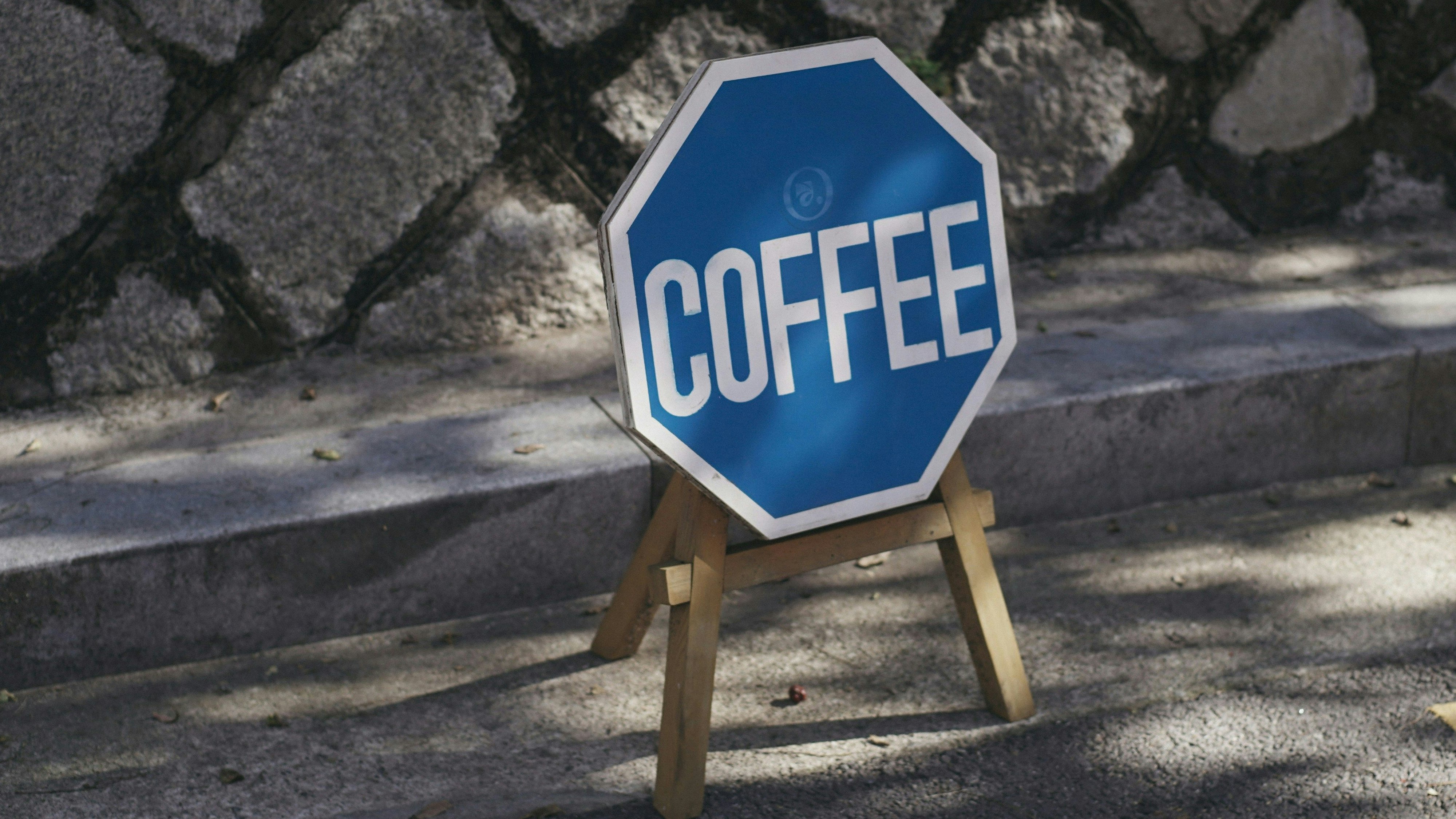 Seinen Coffee "to go" sollte man in London besser nicht auf der Straße wegleeren, sonst könnte man mit der Polizei Bekanntschaft machen. (Symbolbild) 