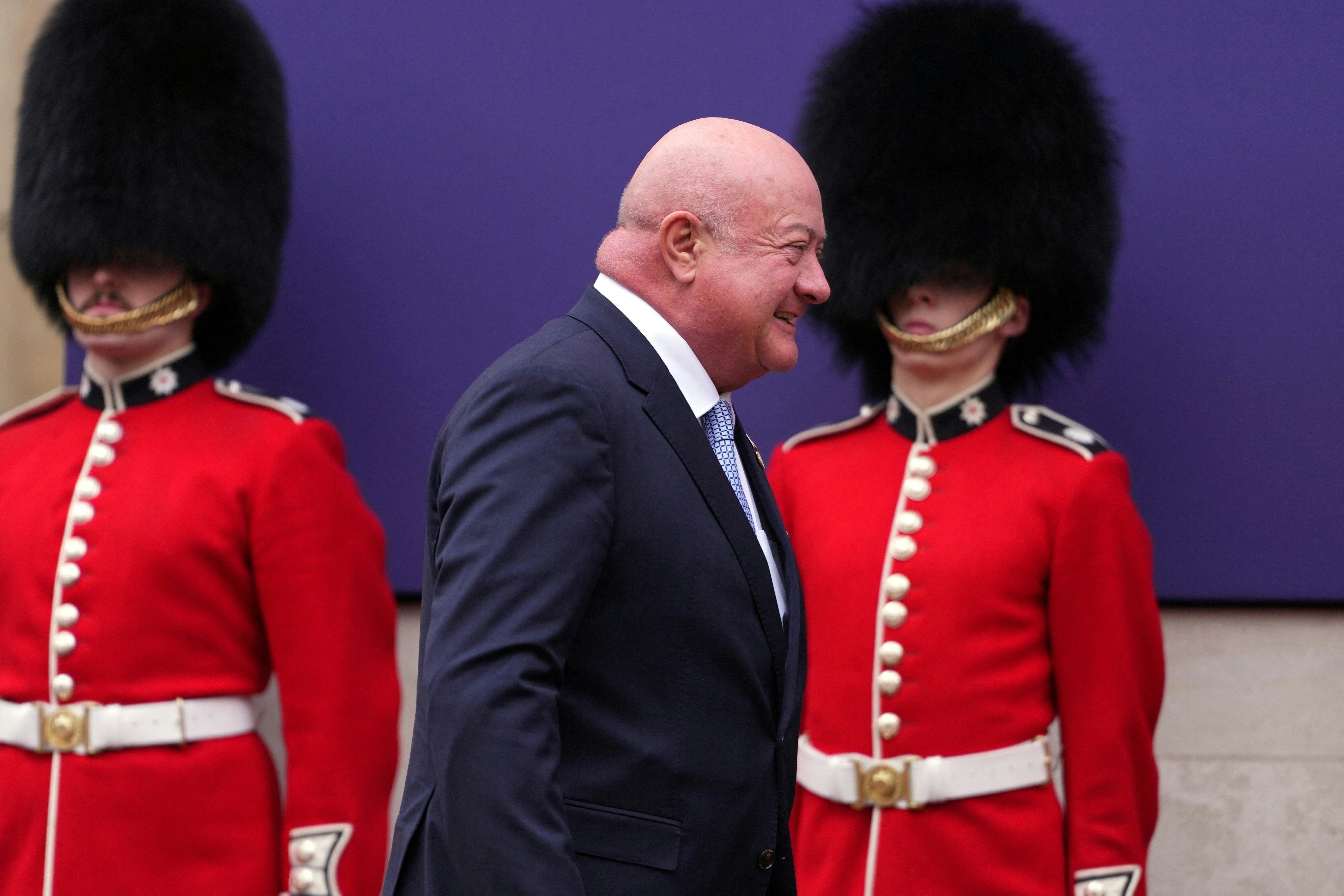 So lustige Pelzhauben haben sie bei mir daheim im Buckingham Palace Wiener Neustadt nicht
