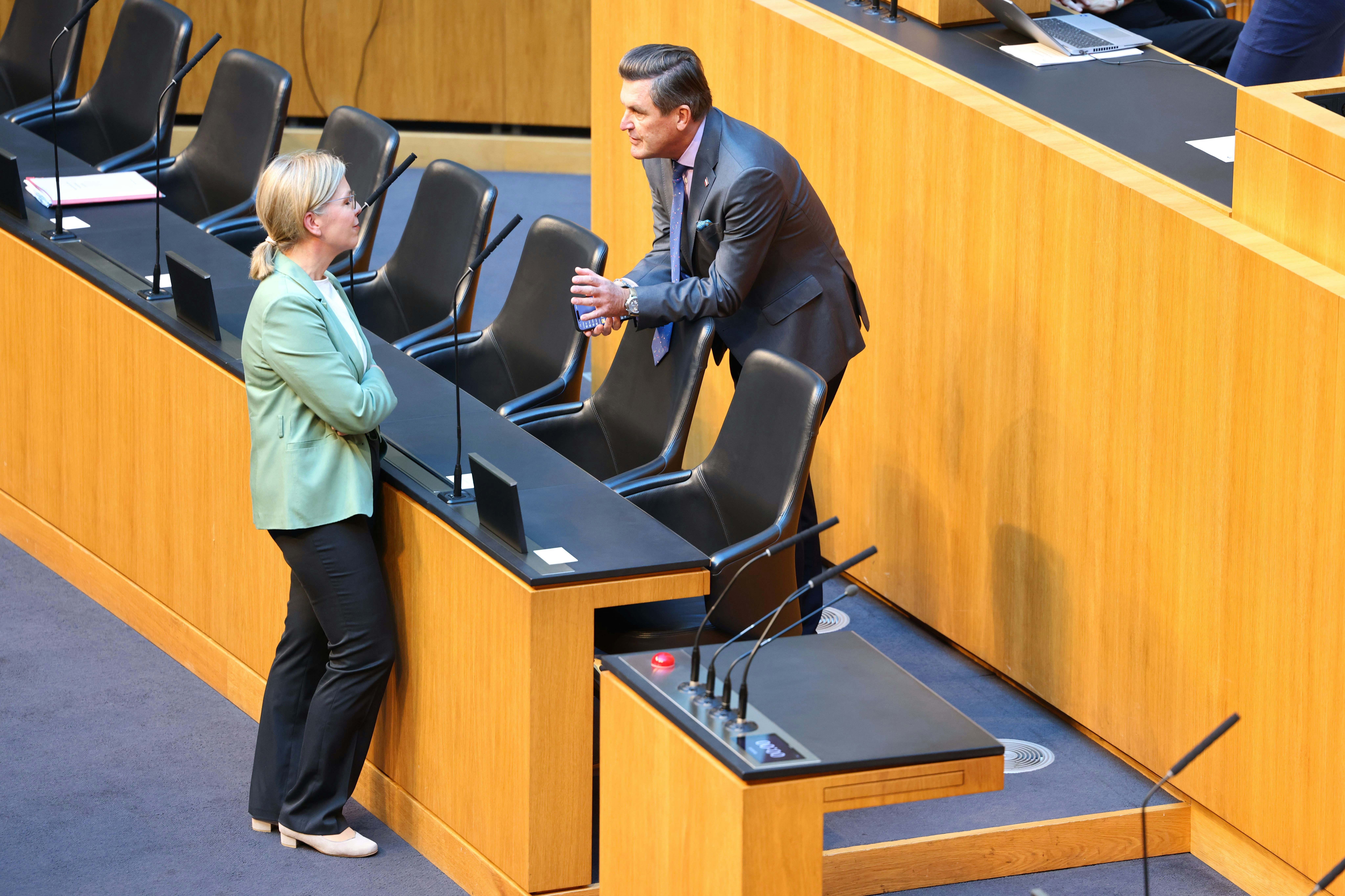 Ich schwöre dir, Leonore, es wird keinem Lurch ein Härchen gekrümmt ...