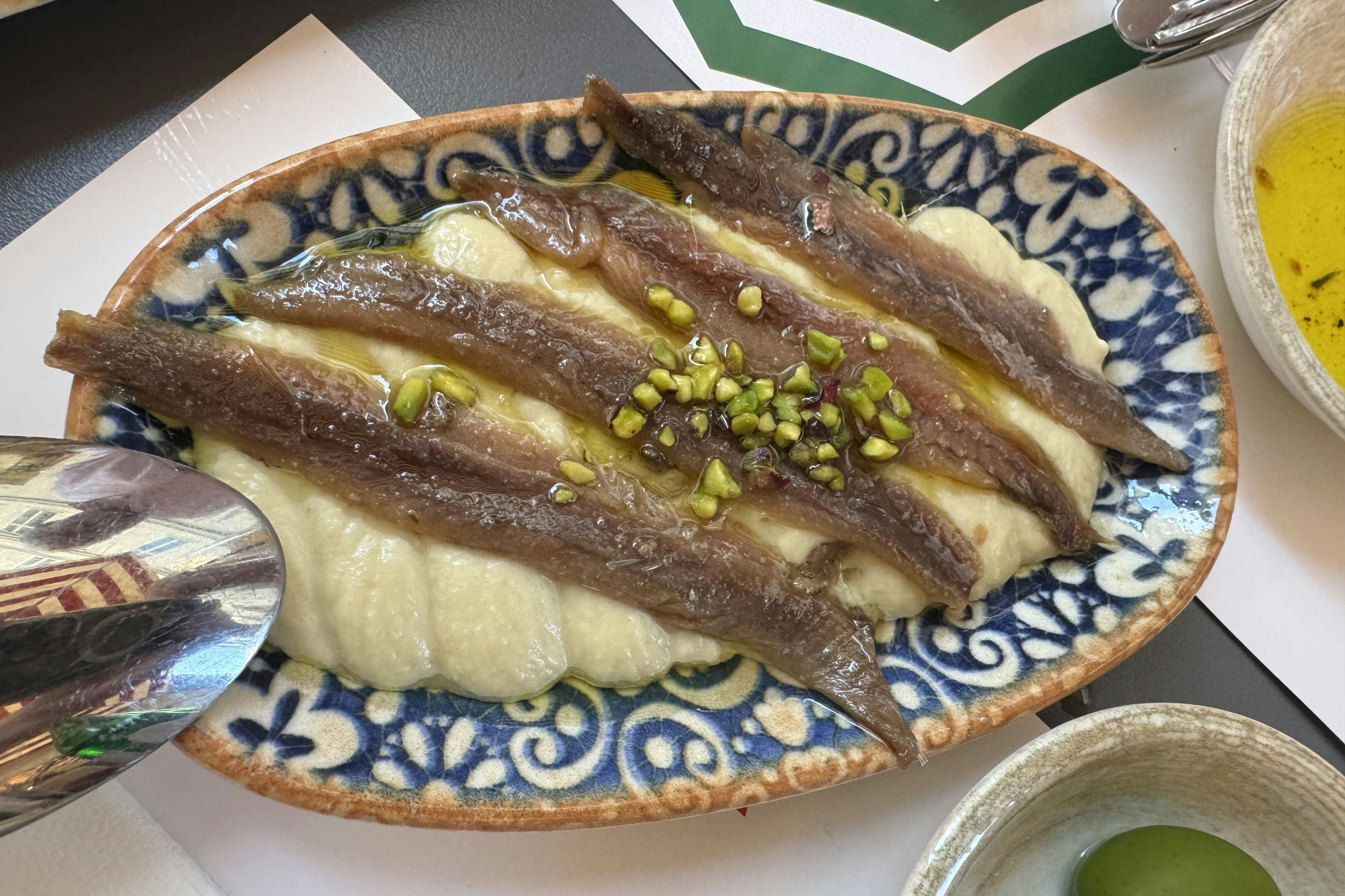 Zarte Sardellenfilets auf Artischoken-Creme mit Pistazie