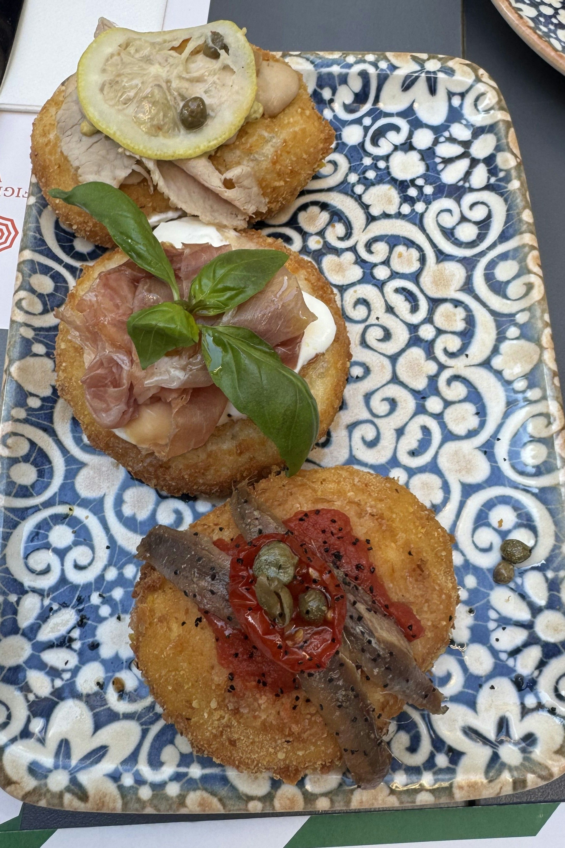 Dreierlei Figolettas: Vitello Tonnato, Prosciutto Stracciatella, Marinara (von oben)