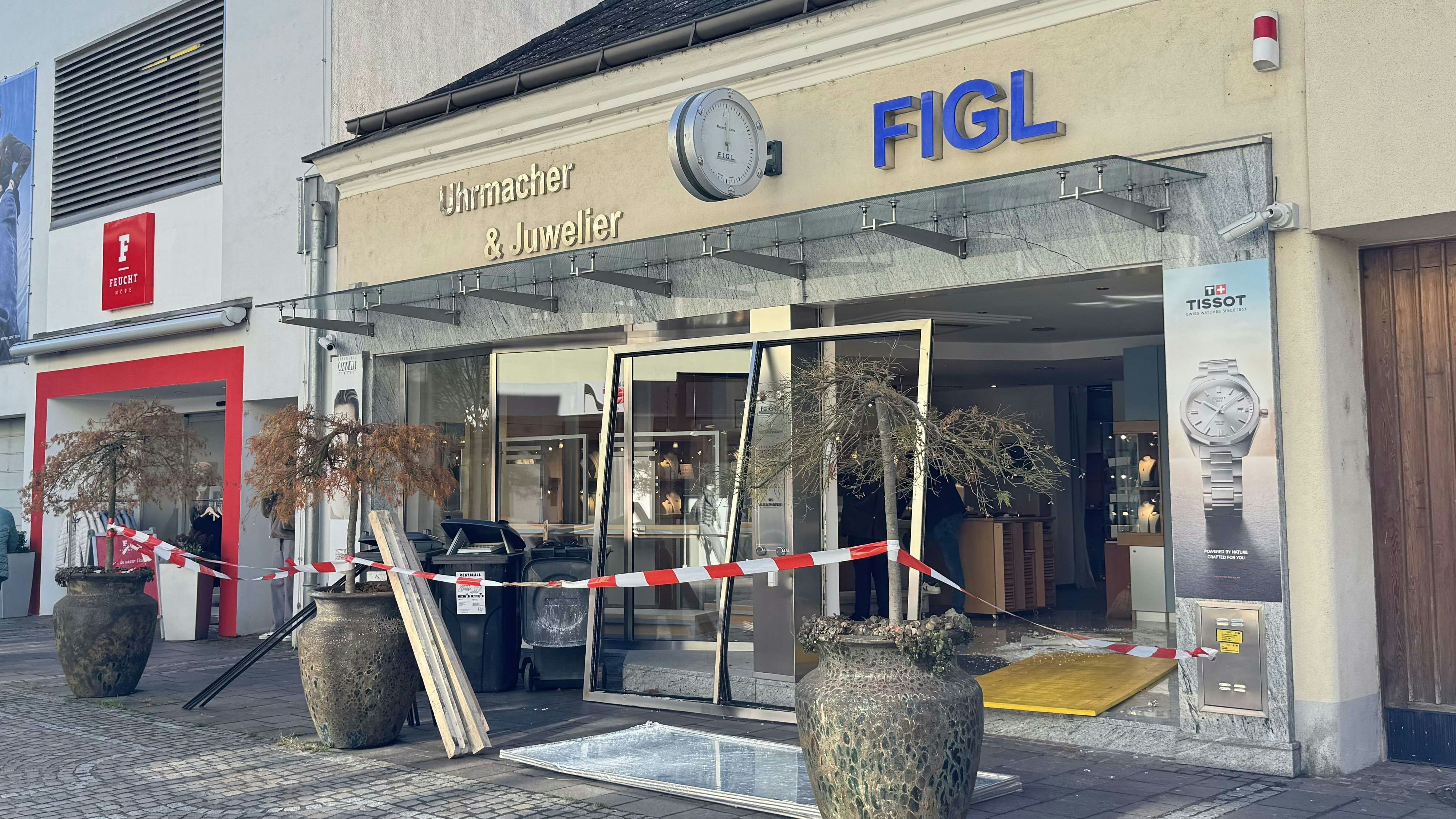 Heute.at - Rammbock-Bande: Auto krachte in Tullner Juwelier