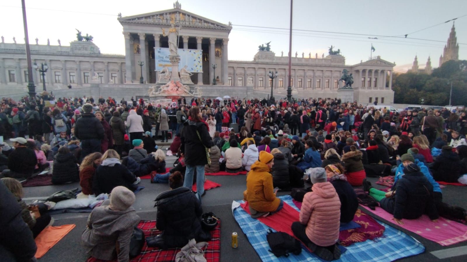 Heute.at - Wir tun nix – Frauenstreik blockiert Wiener Ring