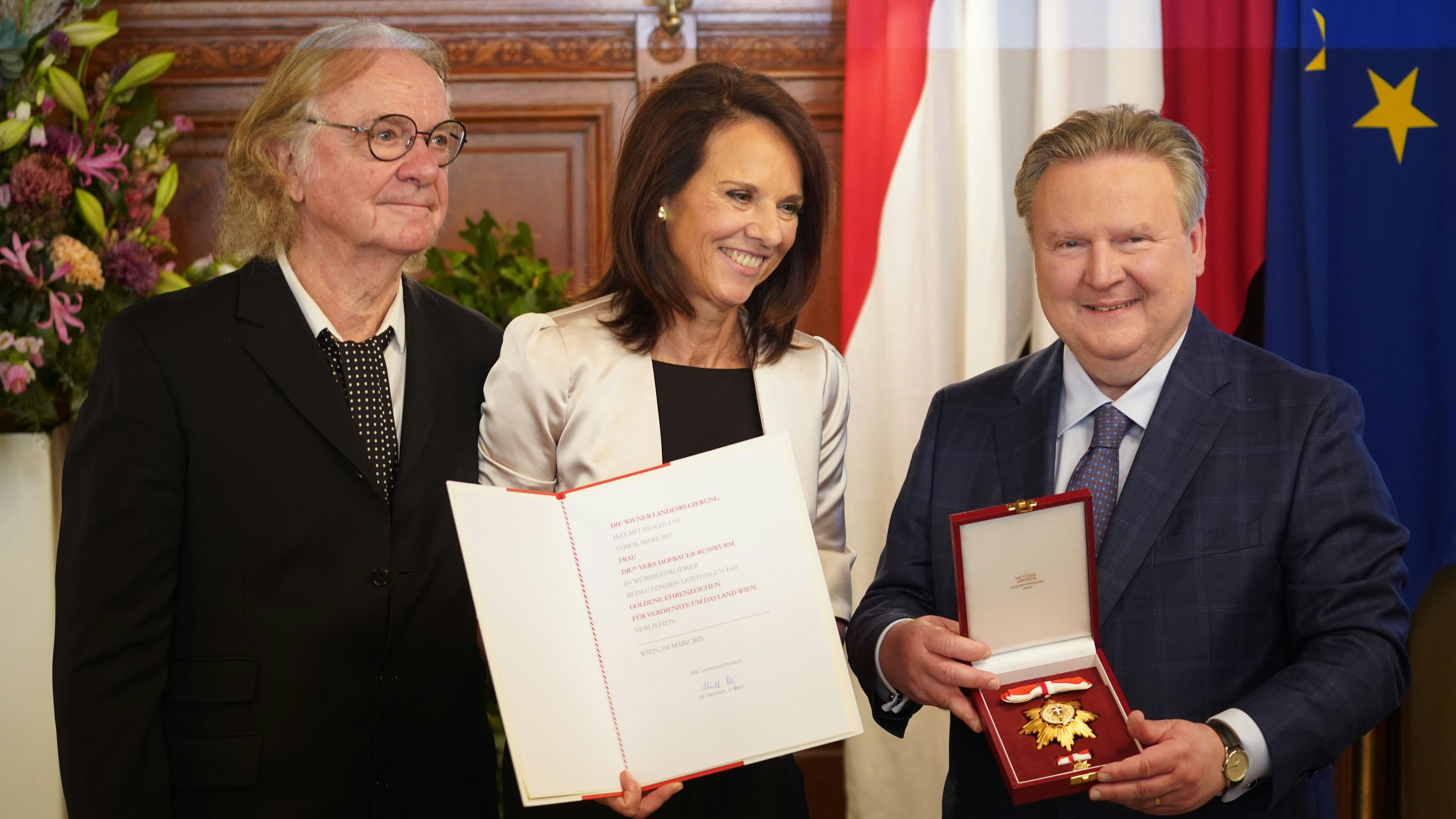 Heute.at - Ehrenzeichen für ORF-Ikone Vera Russwurm im Rathaus