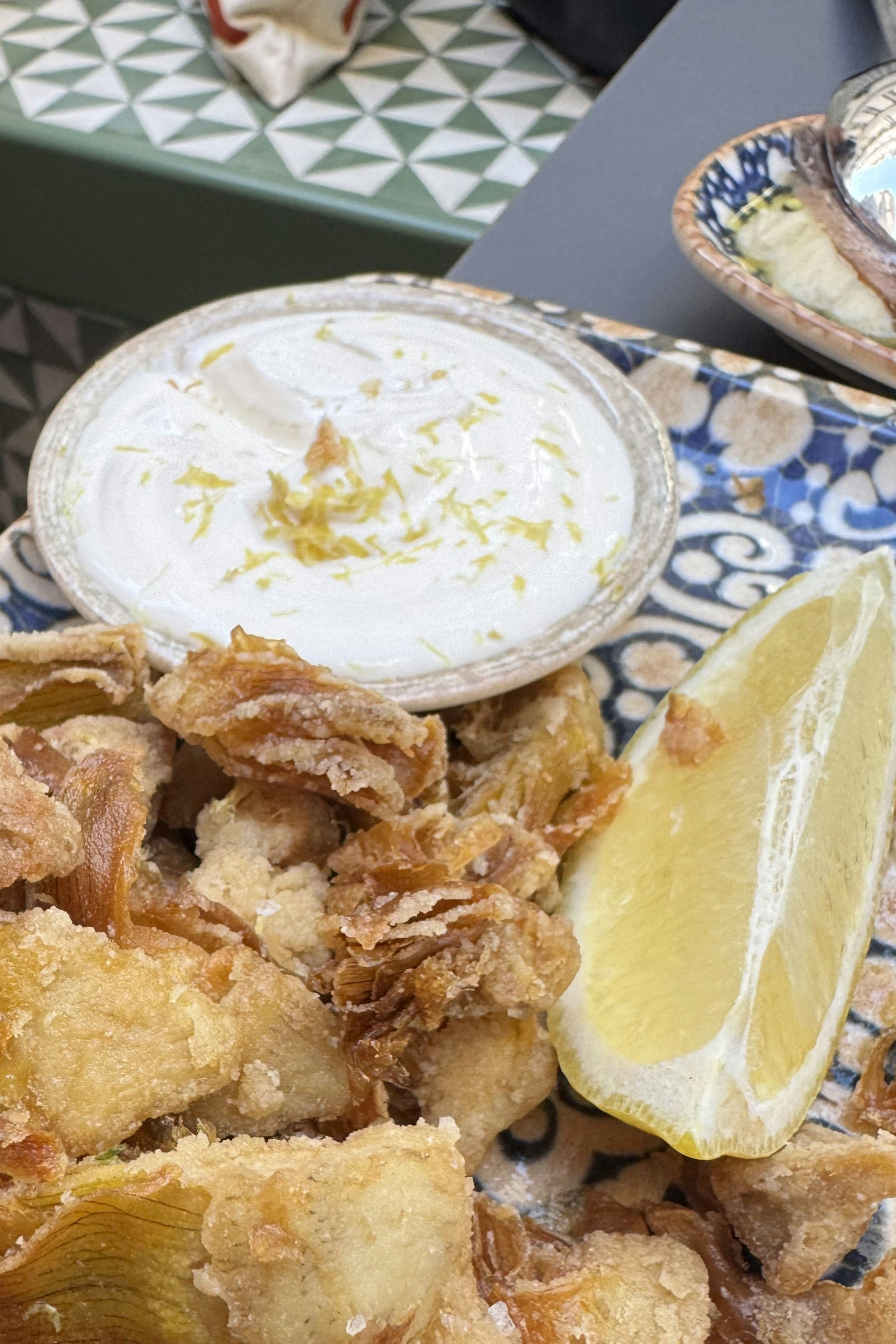 Frittierte Babyartischoken, Zitronen-Aioli, Meersalz, Zitrone
