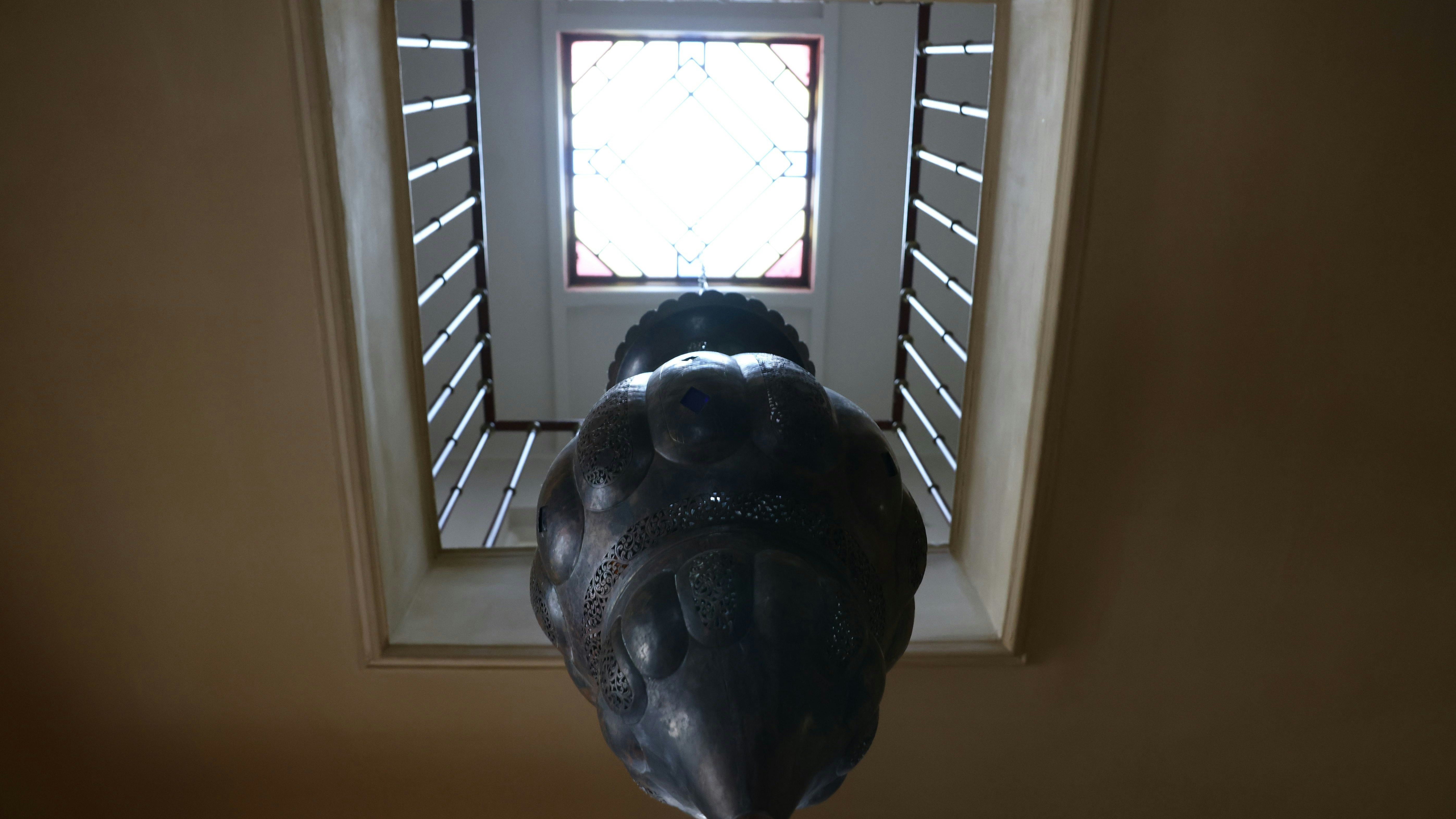 Besonders wegen des Lichtschachts, durch den viel Tageslicht fällt, haben sich Hay und ihr Mann vor 45 Jahren zum Kauf entschieden. Er spendet viel Helligkeit.