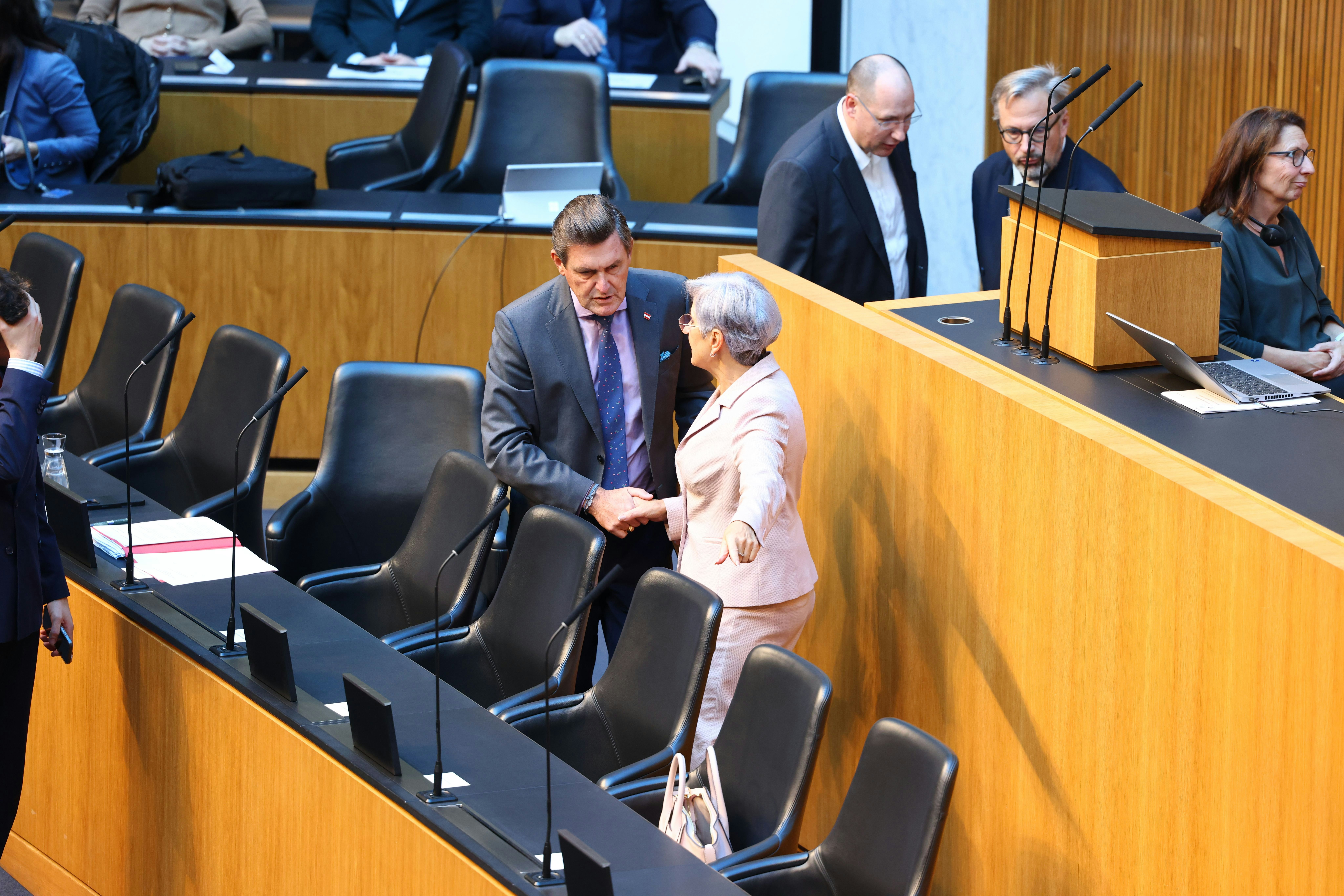 Peter, kannst du bitte kurz auf meine Tasche aufpassen, ich muss nachschauen, ob der Benko noch im Häfn ist?