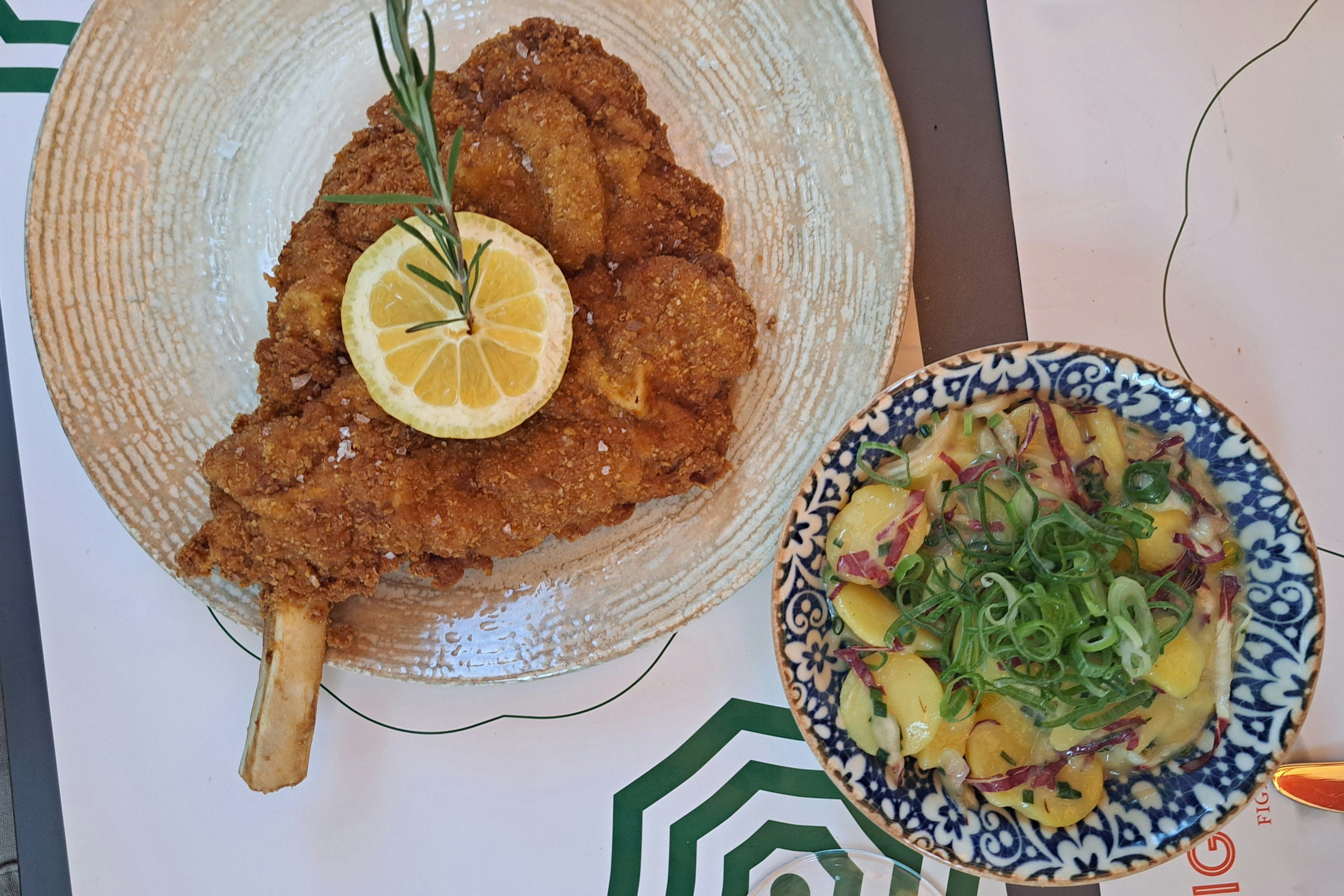 Cotoletta alla Milanese, gebacken nach Wiener Art mit Erdäpfelsalat mit karamellisiertem Chicorée und Treviso
