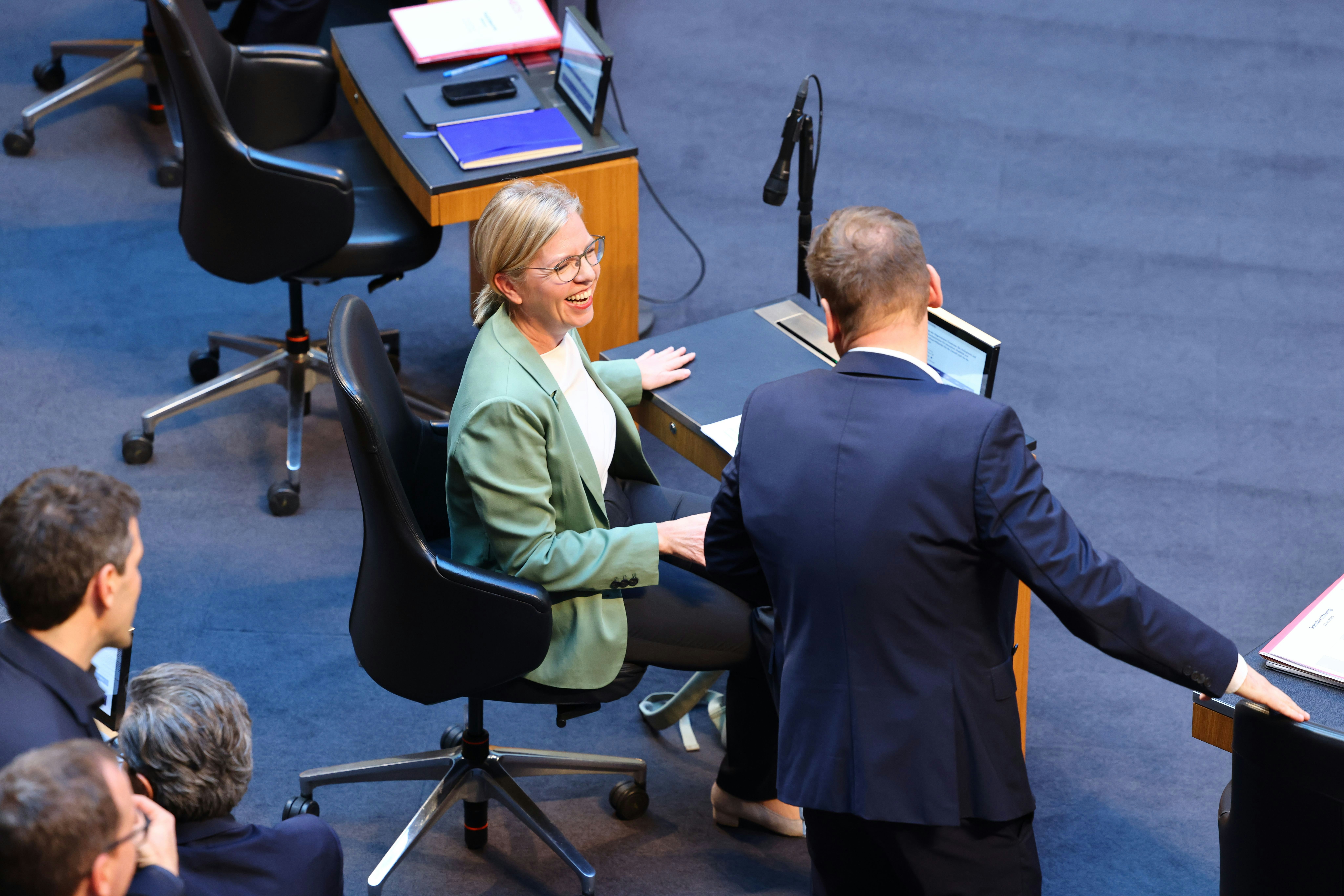 Leonore, der Hanke Peter meint mit Lurch den Dreck unter den Möbeln