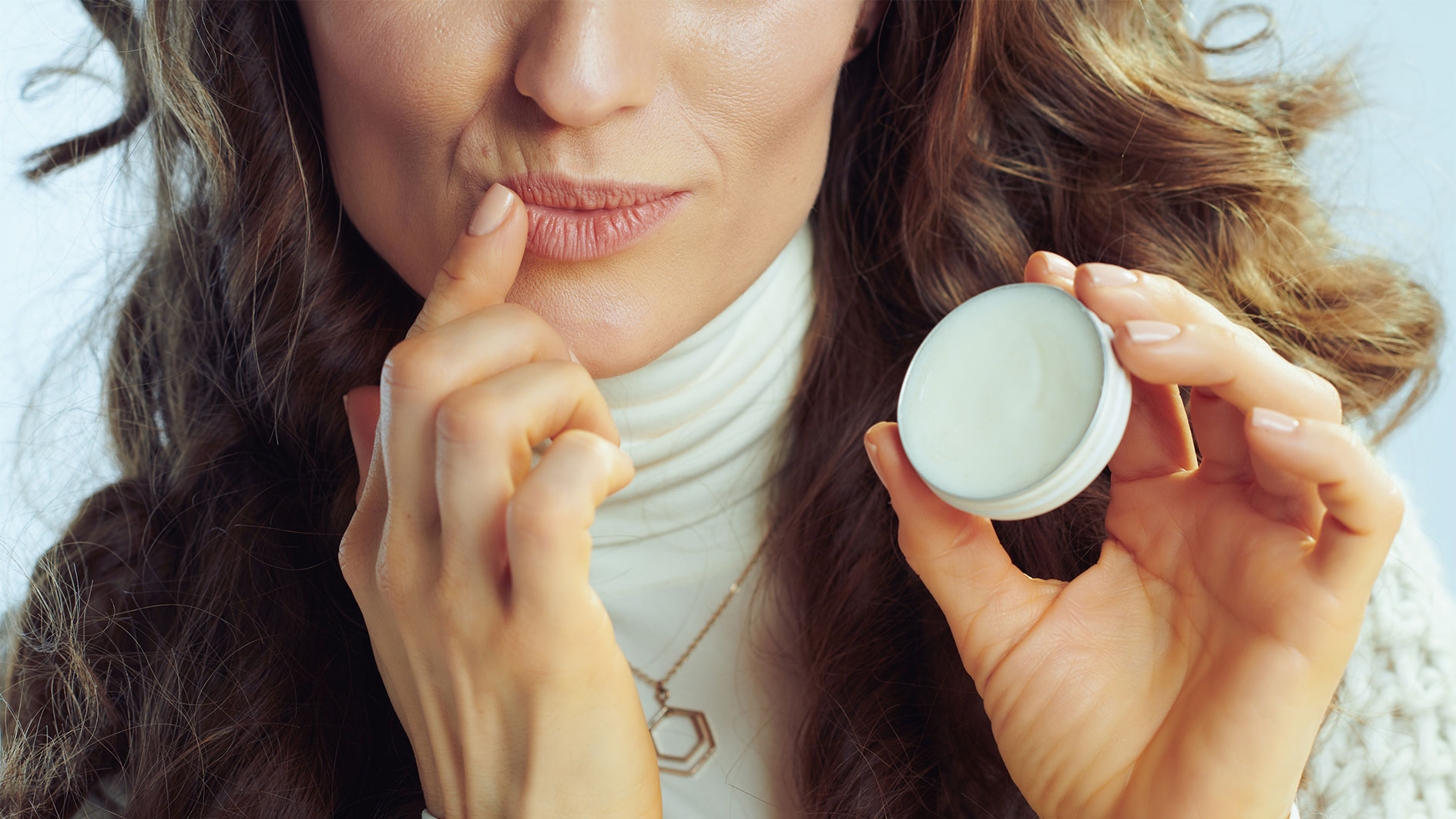 Sheabutter, Bienenwachs oder Jojobaöl pflegen die Lippenhaut besonders schön.