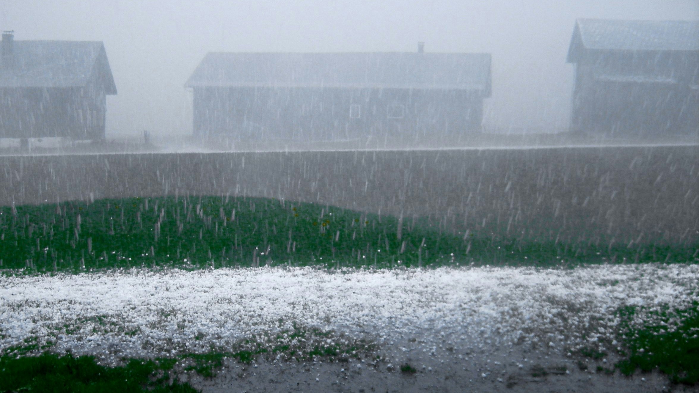 Heute.at - Schwerer Hagel! Urlaubsinsel Krk plötzlich völlig weiß