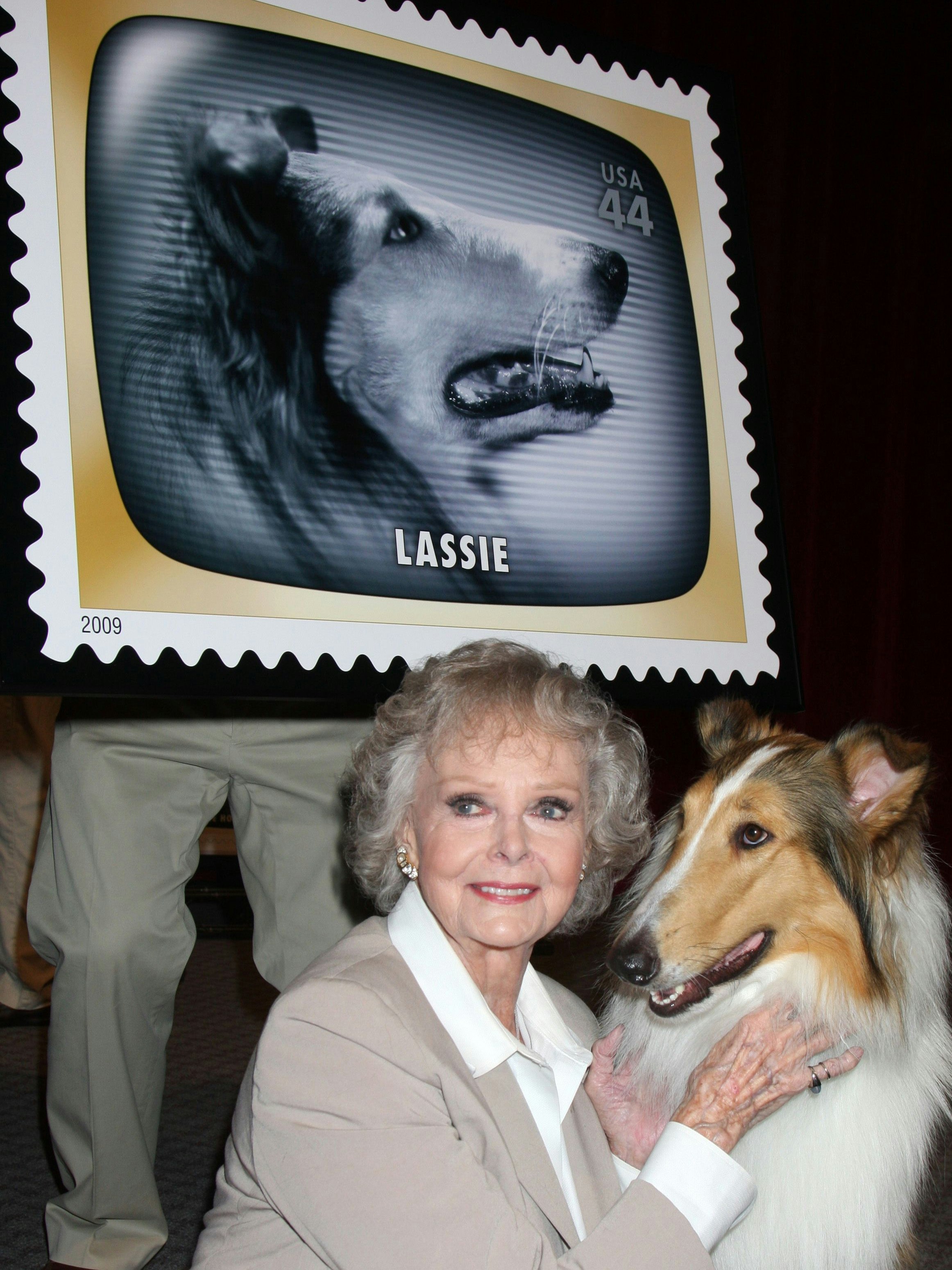 June Lockhart und "Lassie" 2009 bei der Enthüllung einer Briefmarke zu Ehren der TV-Show.