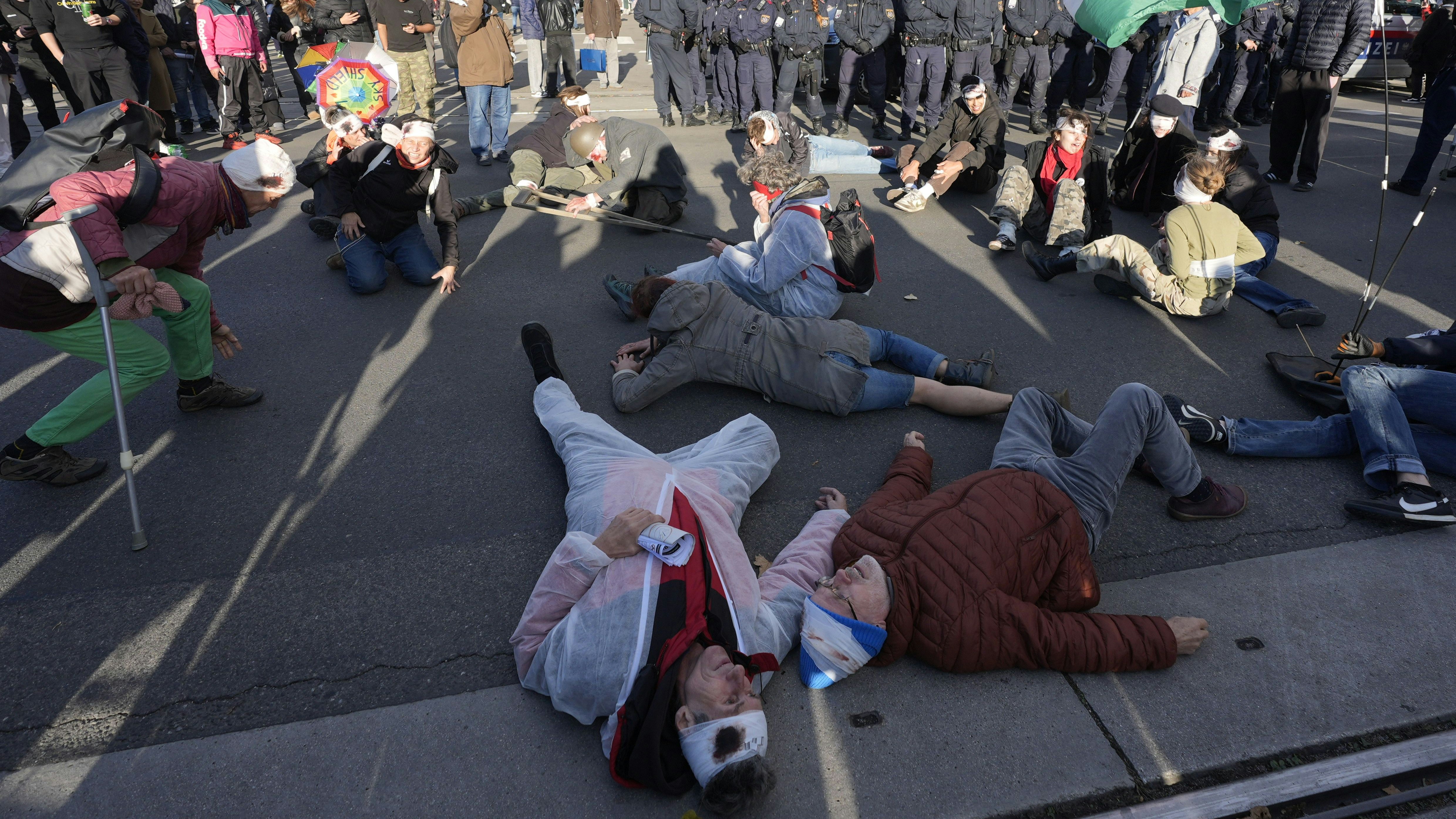 Heute.at - Sterben am Ring – bizarre Demo gegen das Bundesheer
