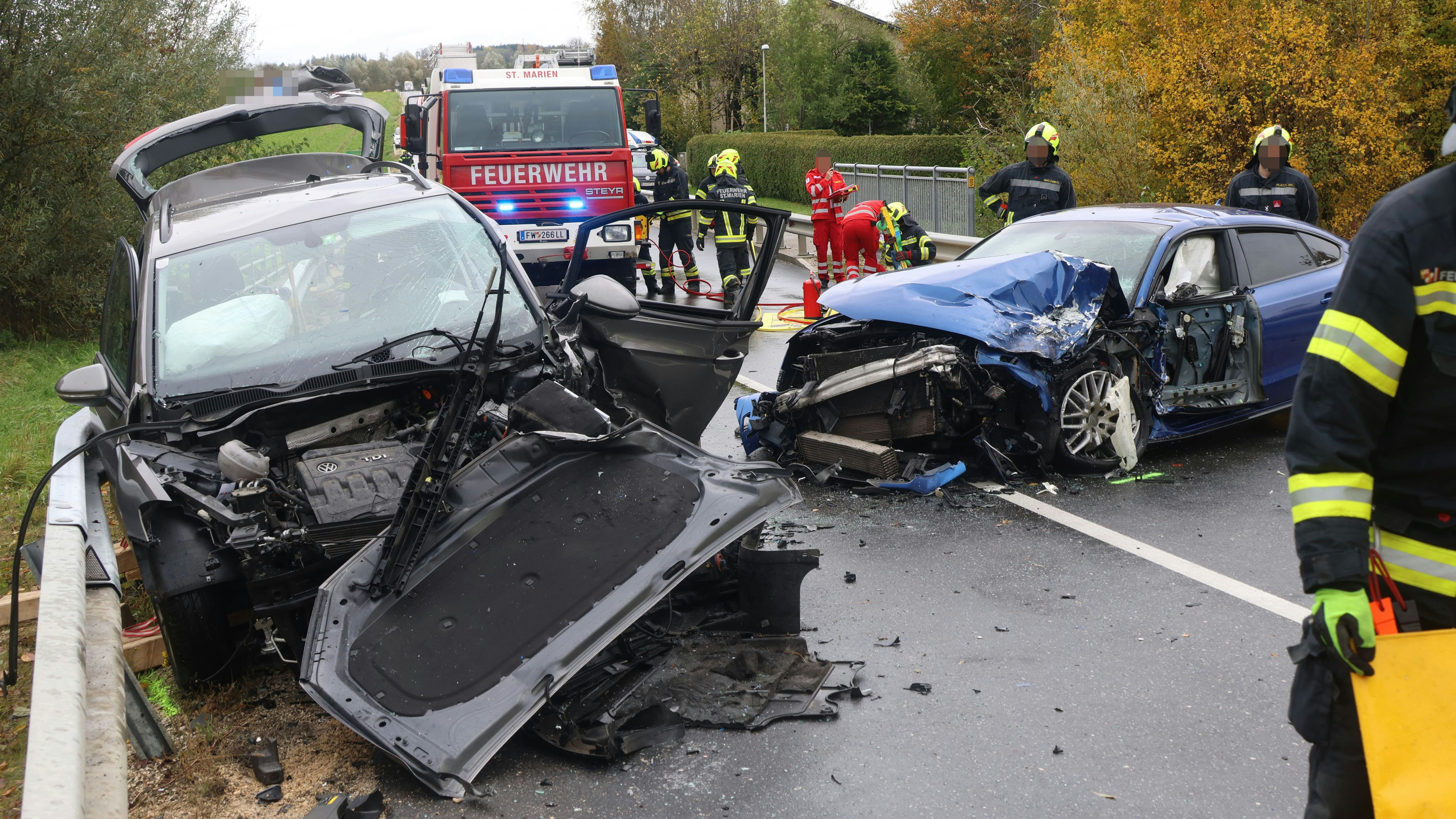 Heute.at - Heftiger Crash in Kurve – zwei Autos völlig zerstört