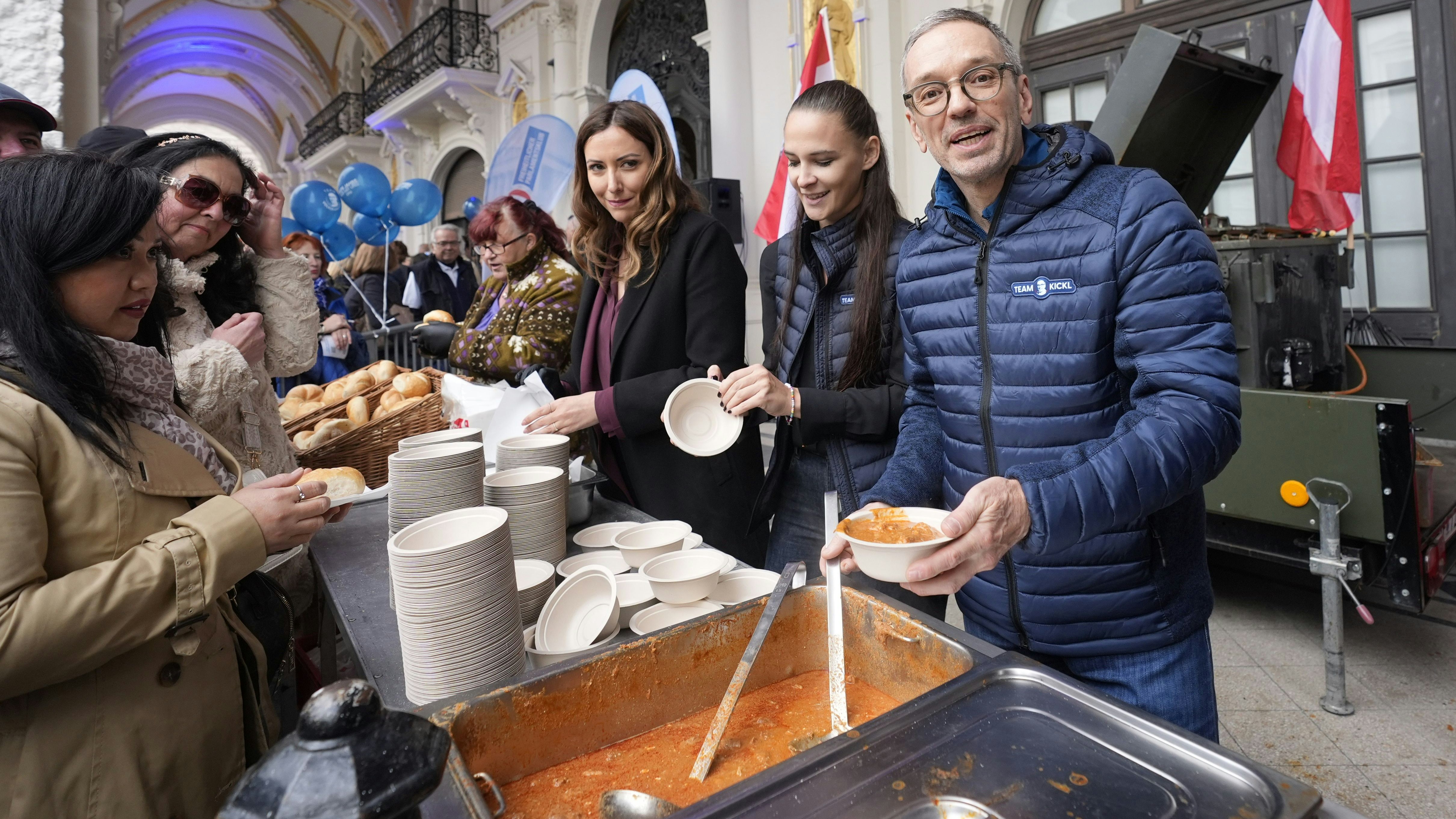 Heute.at - Riesen-Andrang: FPÖ-Chef Herbert Kickl gibt Gulasch aus