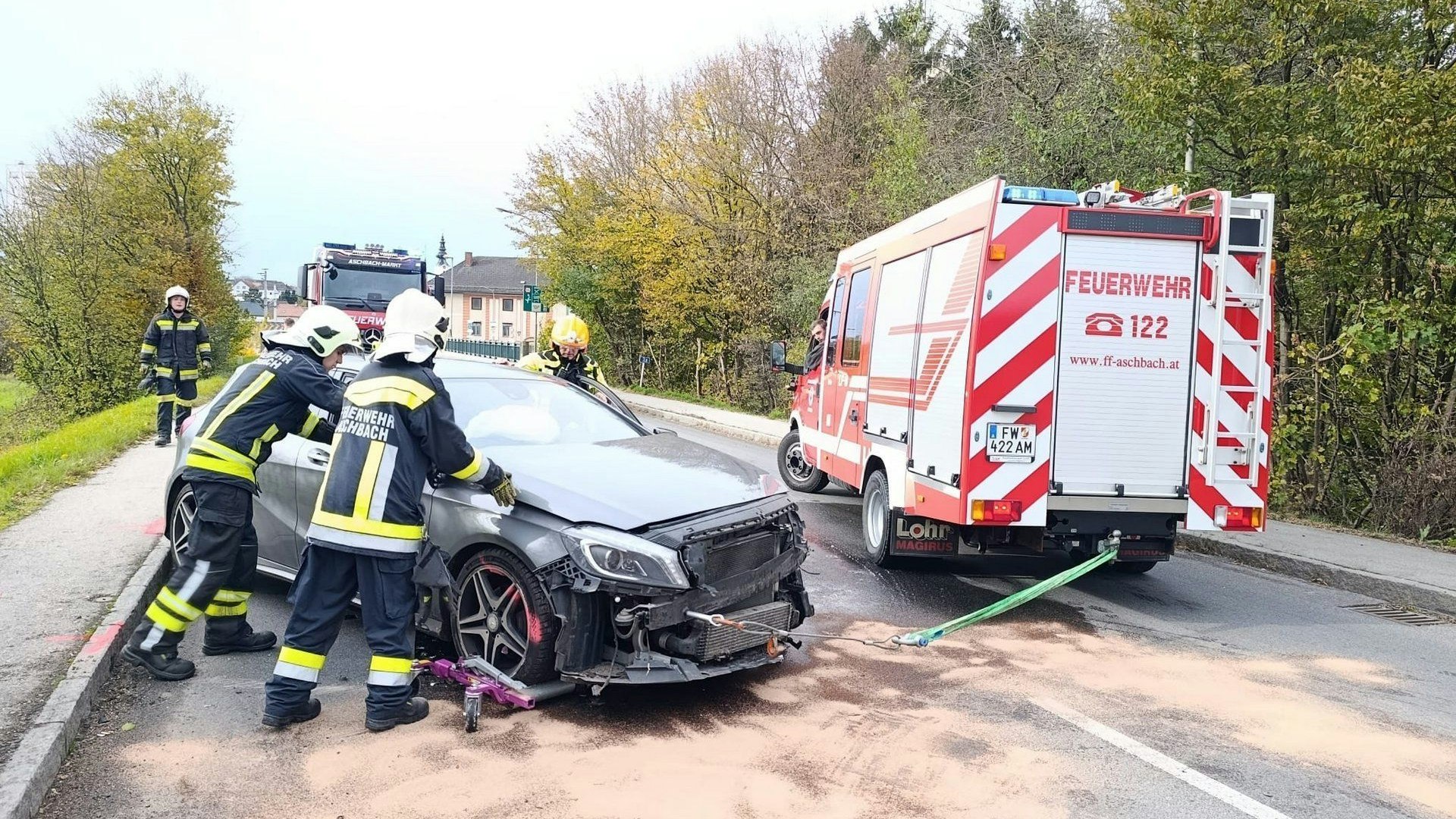 Heute.at - Am Weg zur Hochzeit: Florianis leisten nach Crash Hilfe