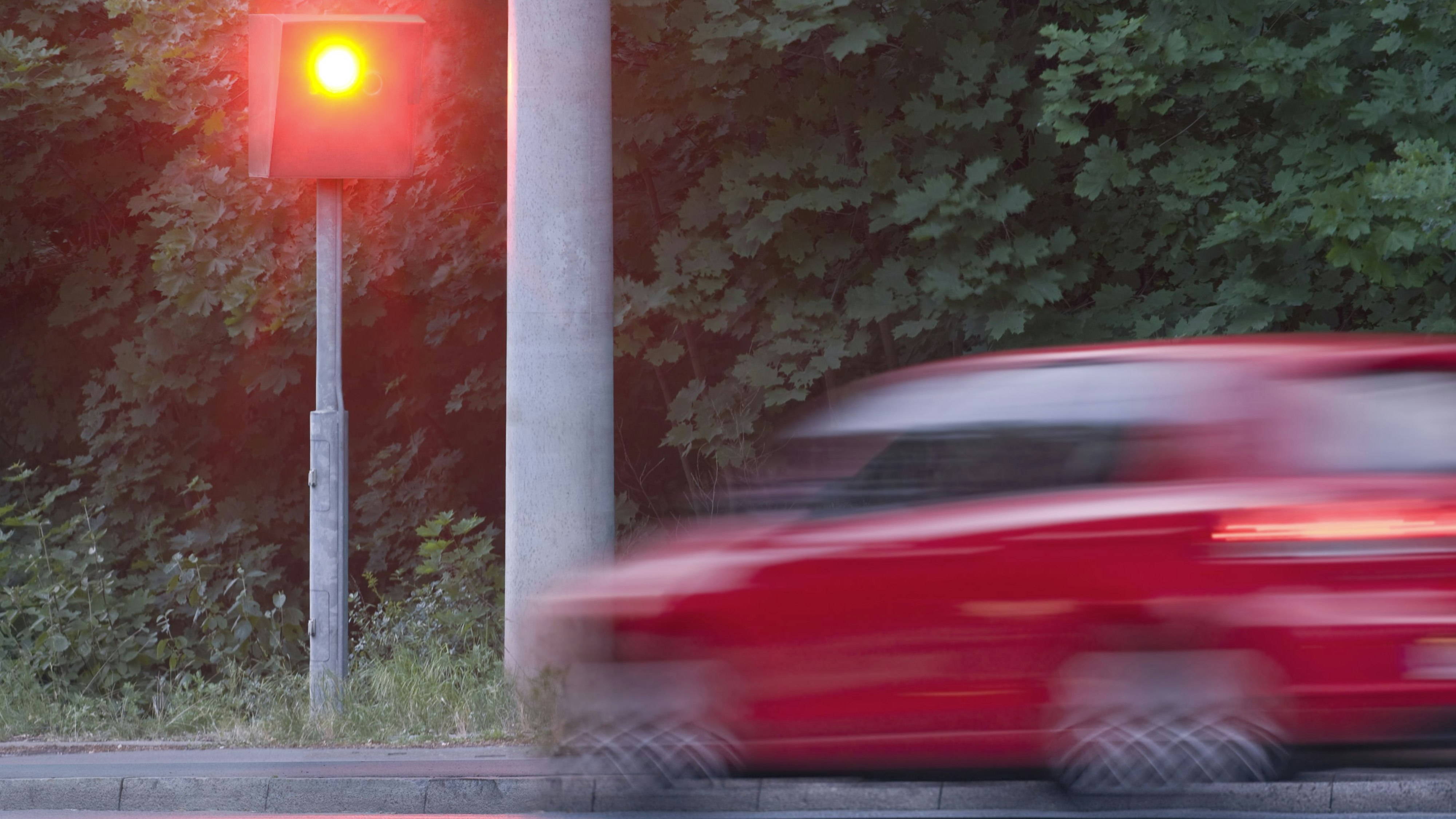 Heute.at - Mann (20) rast mit 130 km/h durch Ort – Zeugen gesucht