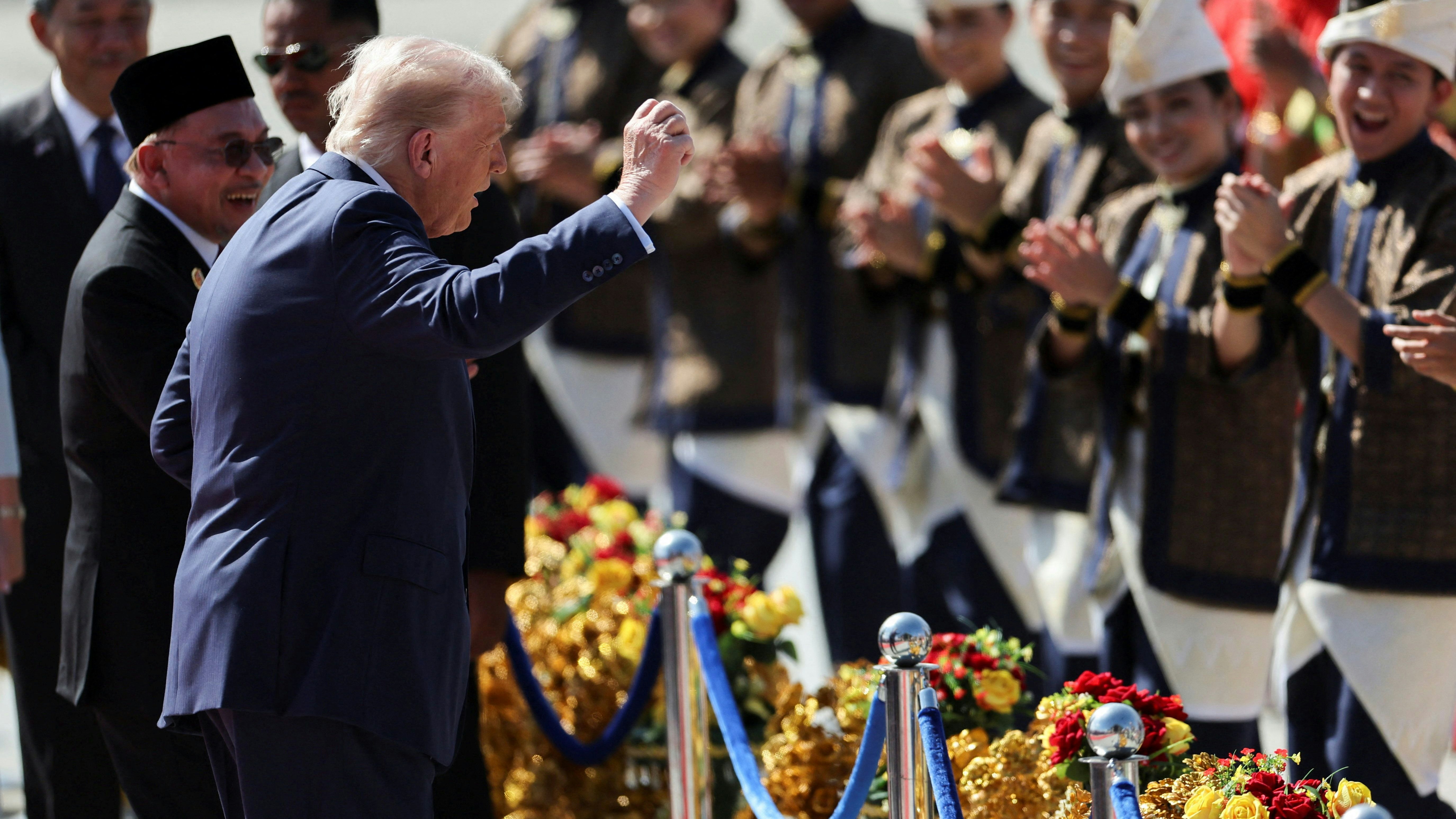 Heute.at - Showeinlage bei Ankunft: Trump tanzt in Malaysia