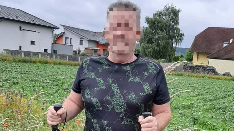 Mit Wanderstöcken kann K. nach der teuren Operation wieder gehen.