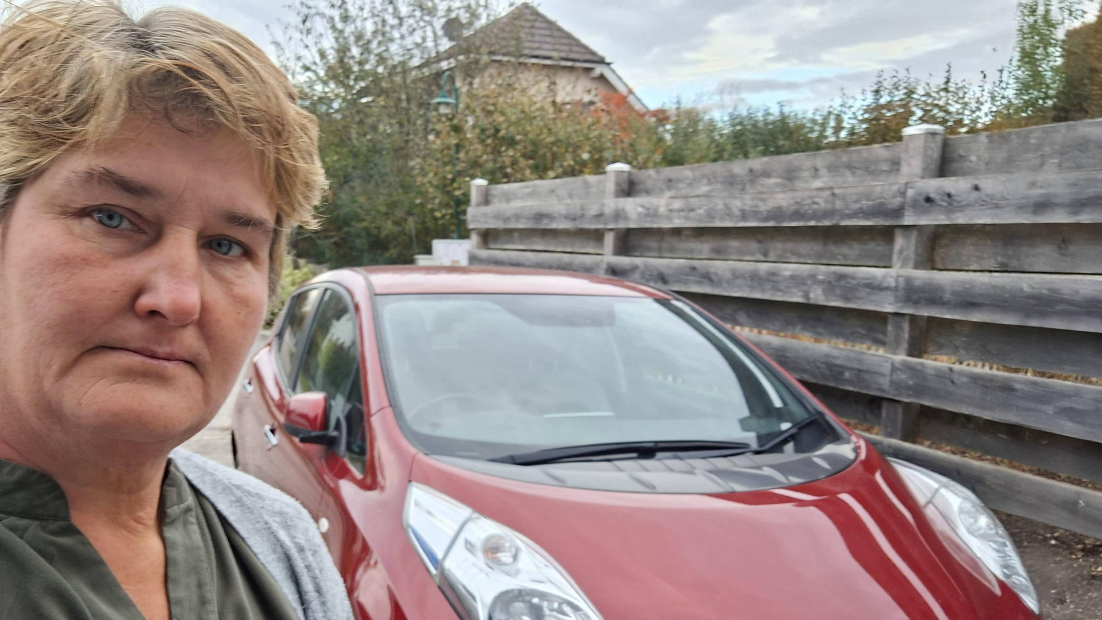 Elisabeth P. vor ihrem mittlerweile unbrauchbar gewordenen Elektroauto.