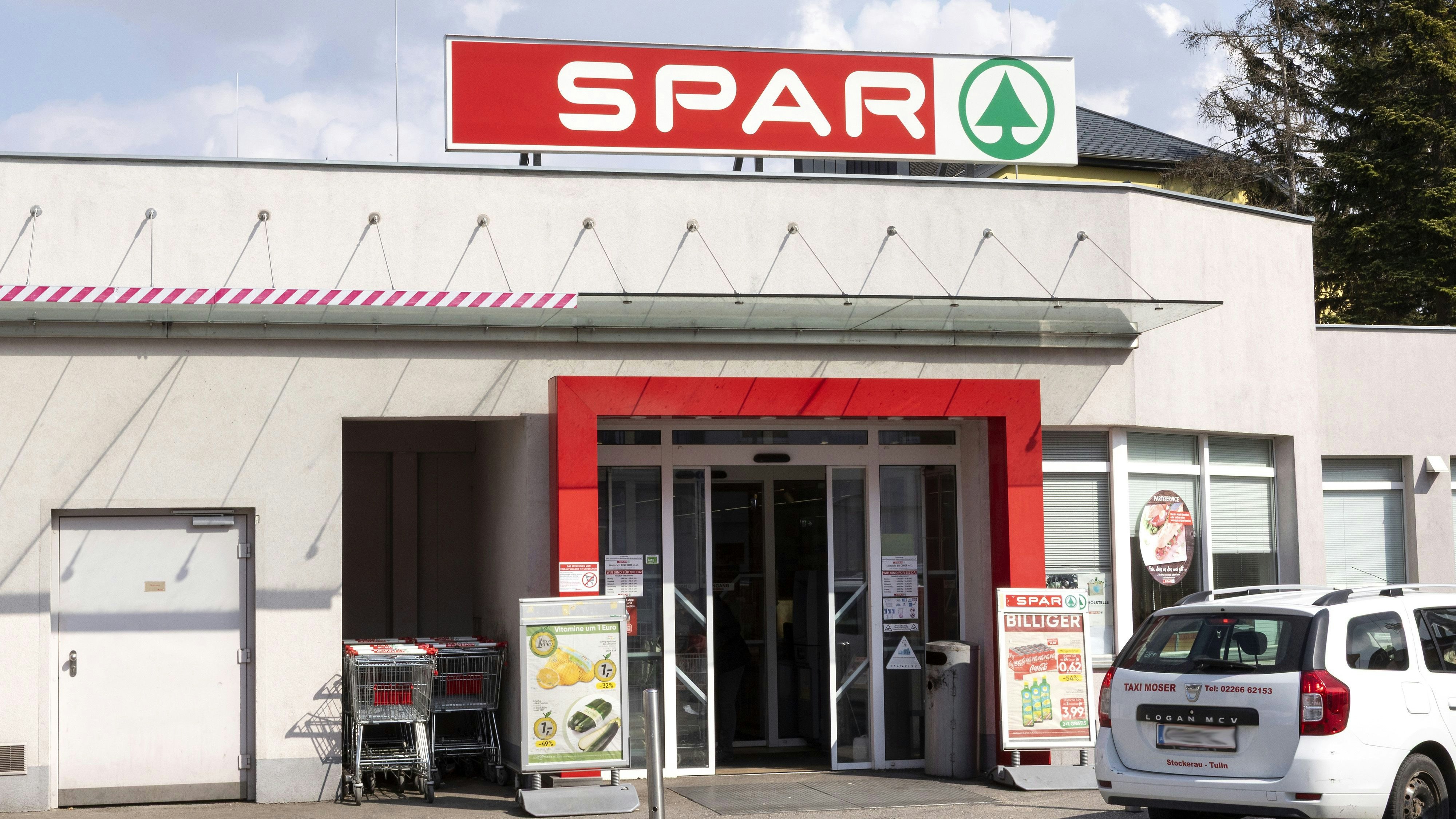 Spar nimmt ein Produkt aus dem Regal.