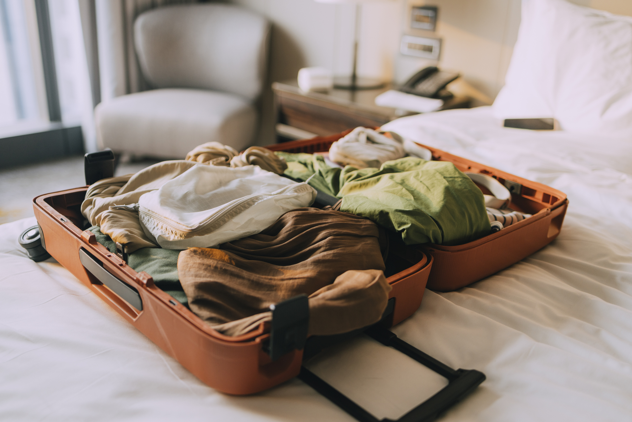 Offener Koffer am Bett – so soll es nicht sein. (Symbolbild)