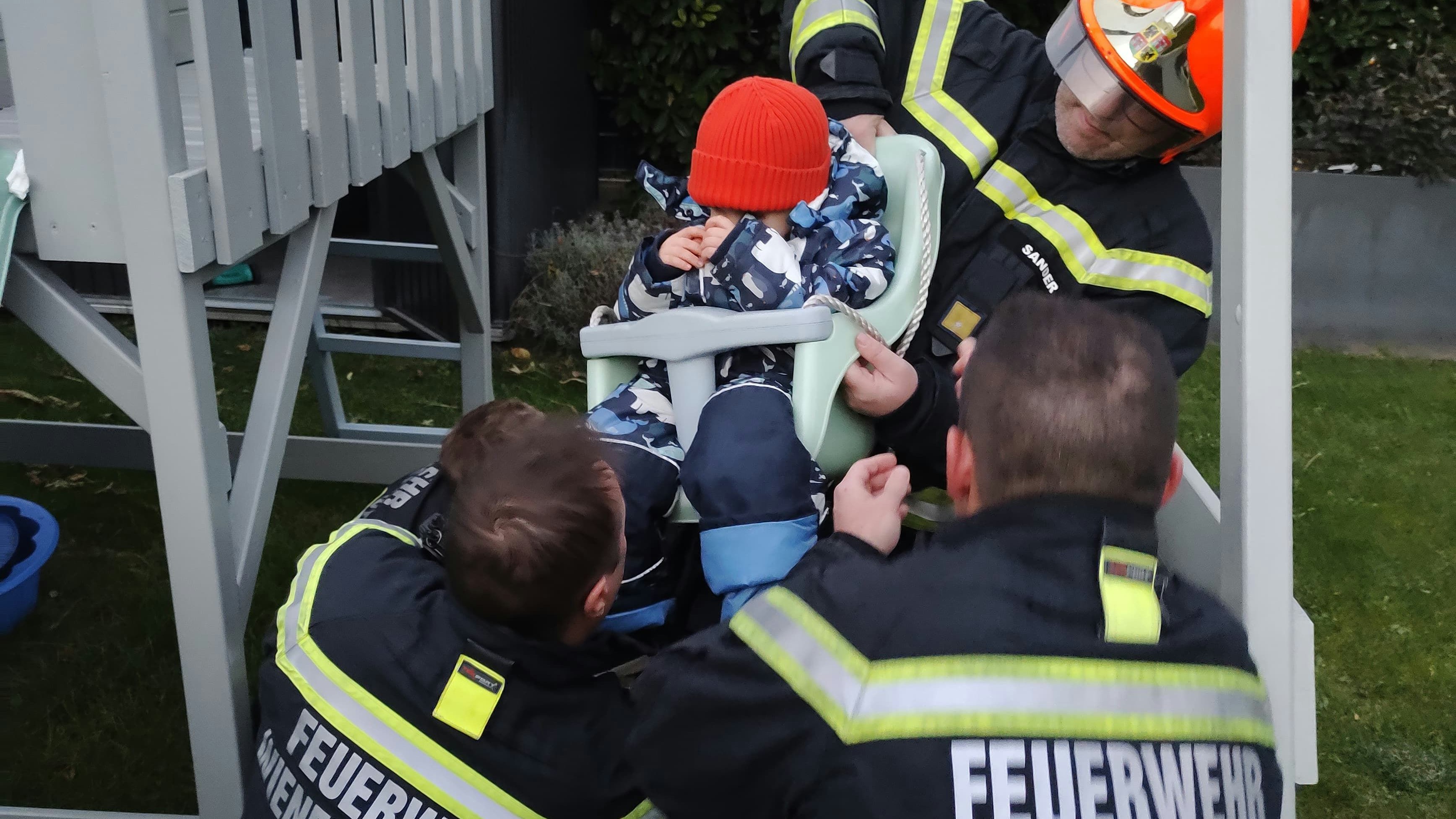 Heute.at - Bub steckt in Schaukel fest – Feuerwehr befreit Teo