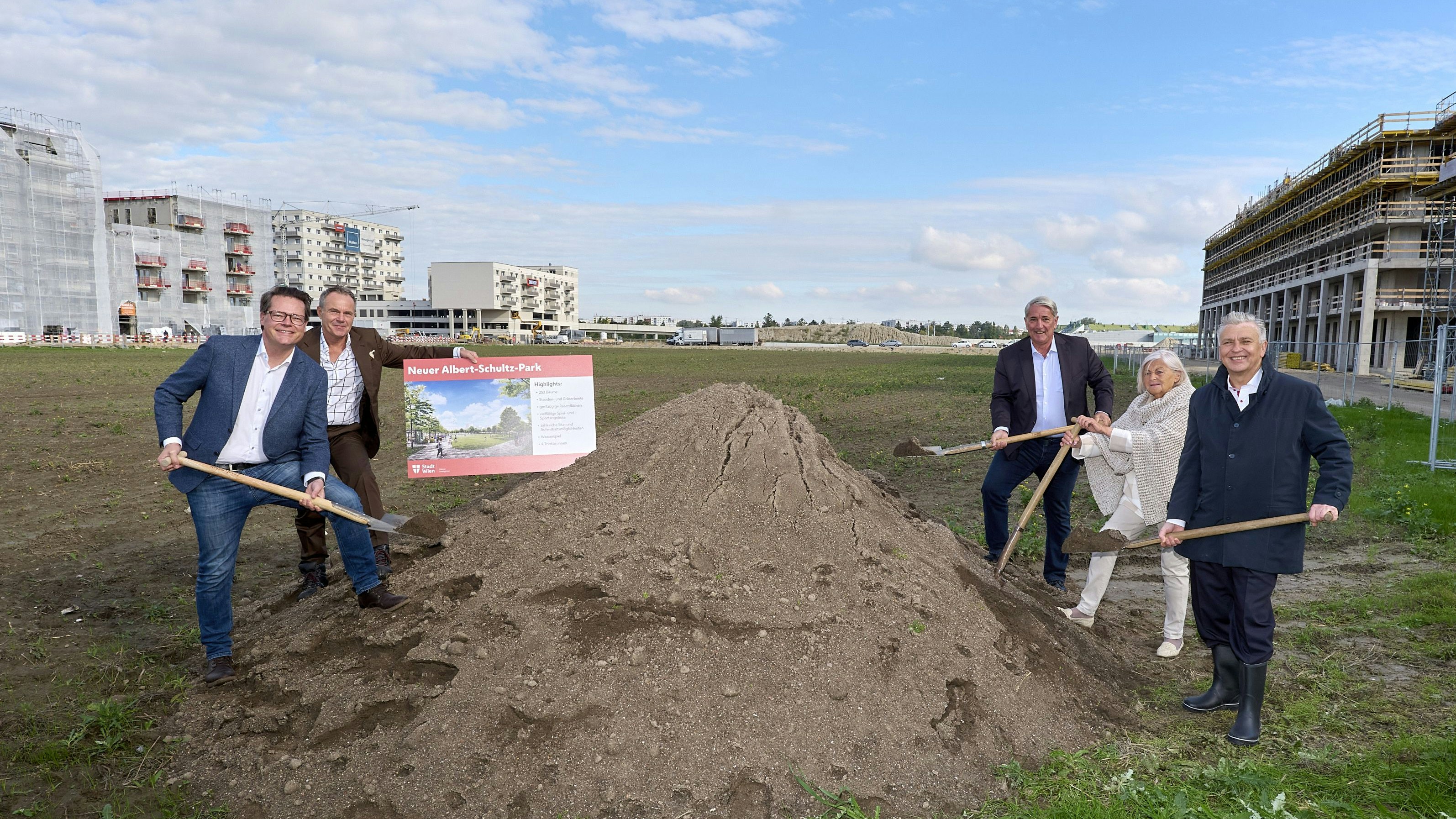 Der Spatenstich zum Albert-Schultz-Park mit Stadtrat Jürgen Czernohorszky (vorne links)&nbsp; und BV Ernst Nevrivy (vorne rechts).