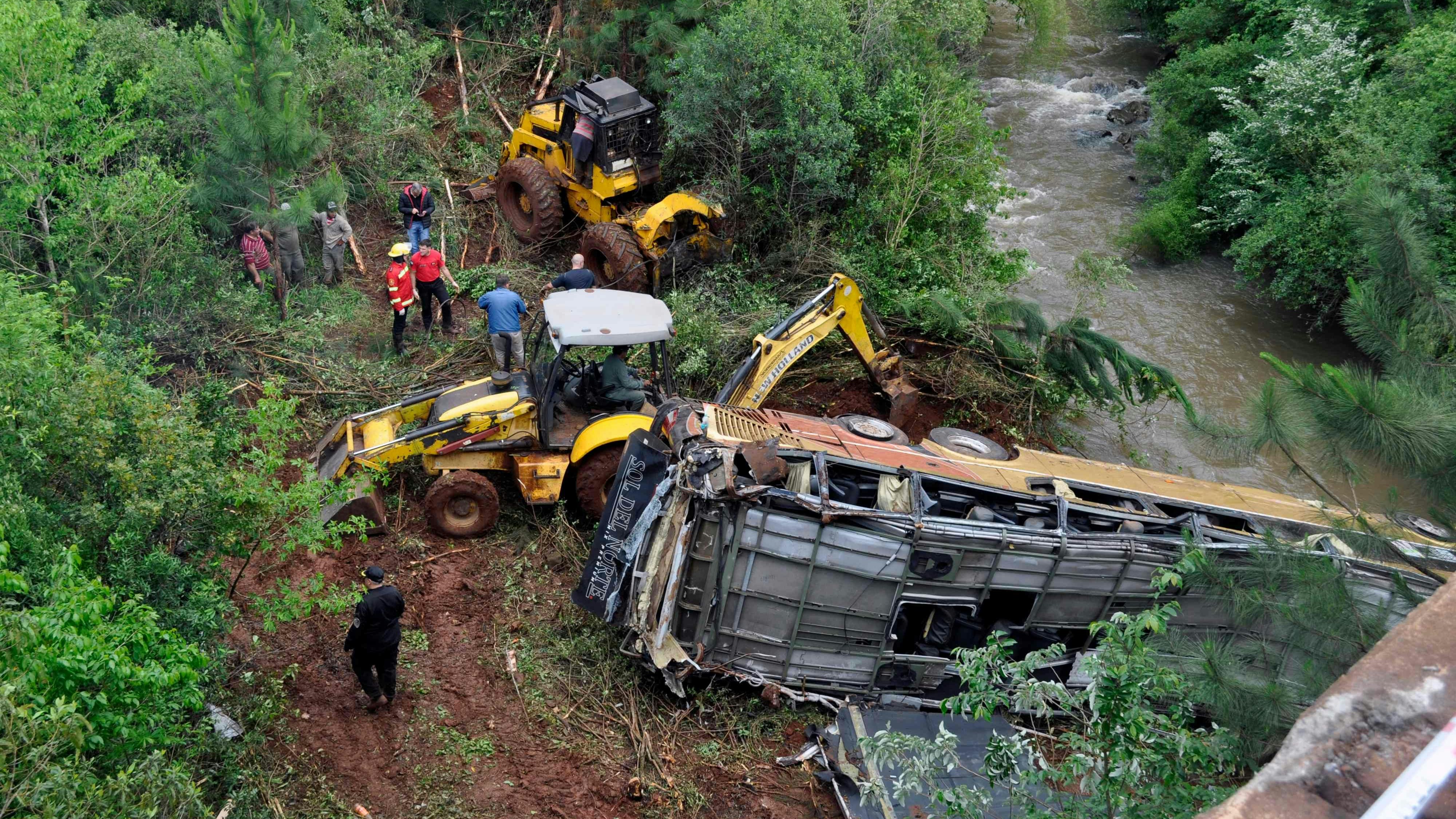 Heute.at - Doppeldeckerbus stürzt von Brücke – mindestens 9 Tote