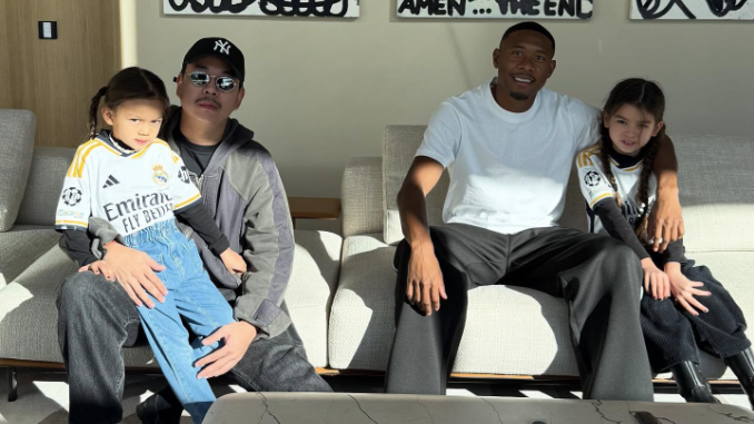 Heute.at - Martin Ho mit Töchtern bei Alaba in Madrid-Villa