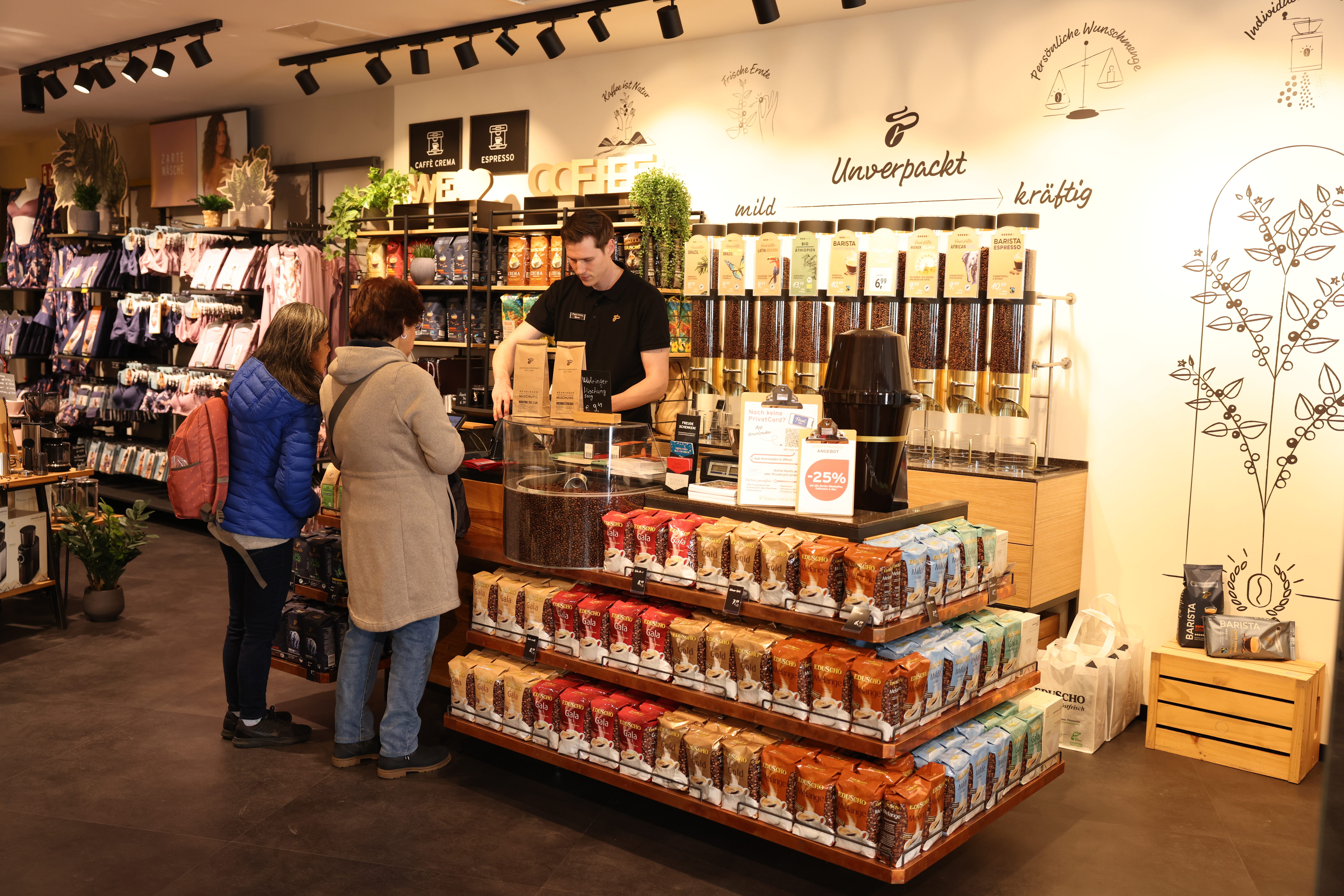 Bei Tchibo soll es bald einen Kaffee aus Lupinen geben. (Archivbild)