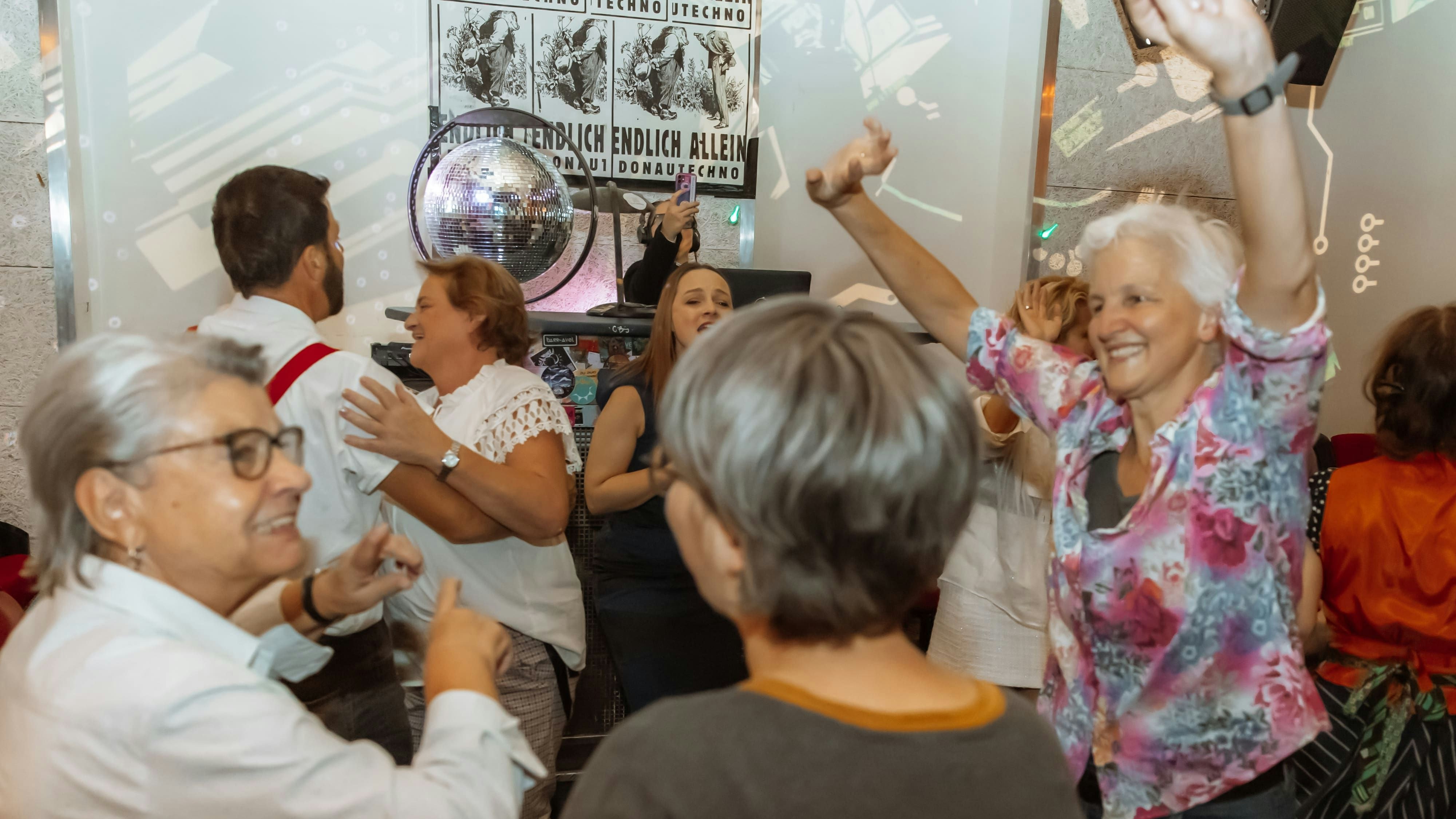 Heute.at - Party in Kult-Disco – hier schwingen Senioren die Hüfte