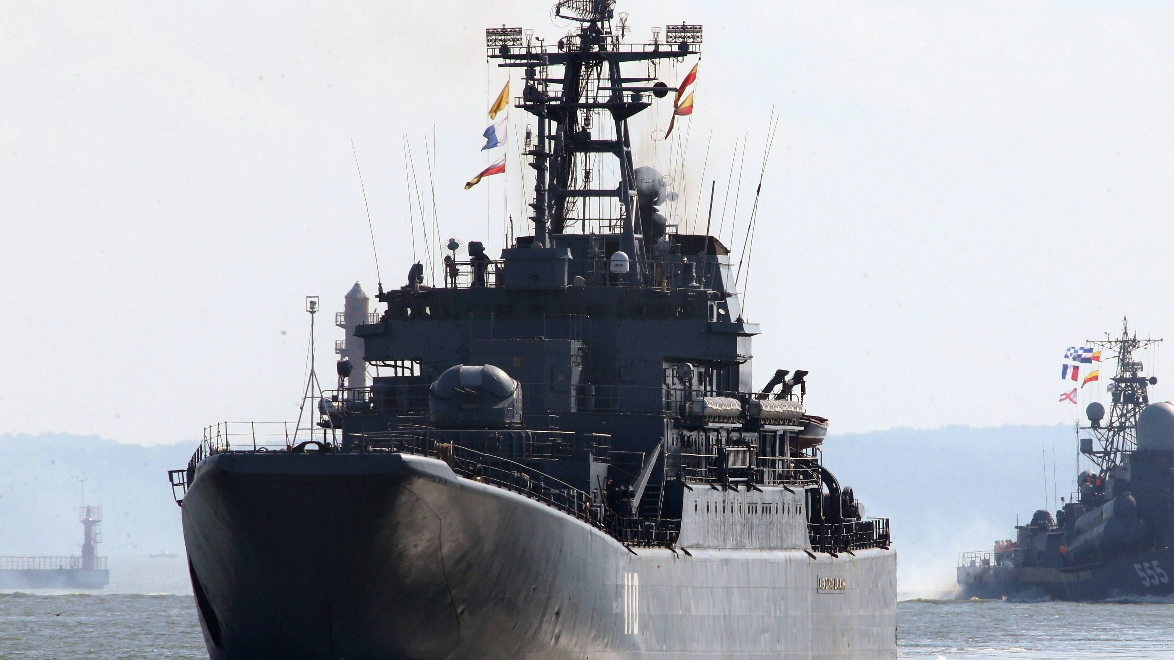 Heute.at - Russisches Landungsschiff liegt vor deutscher Küste