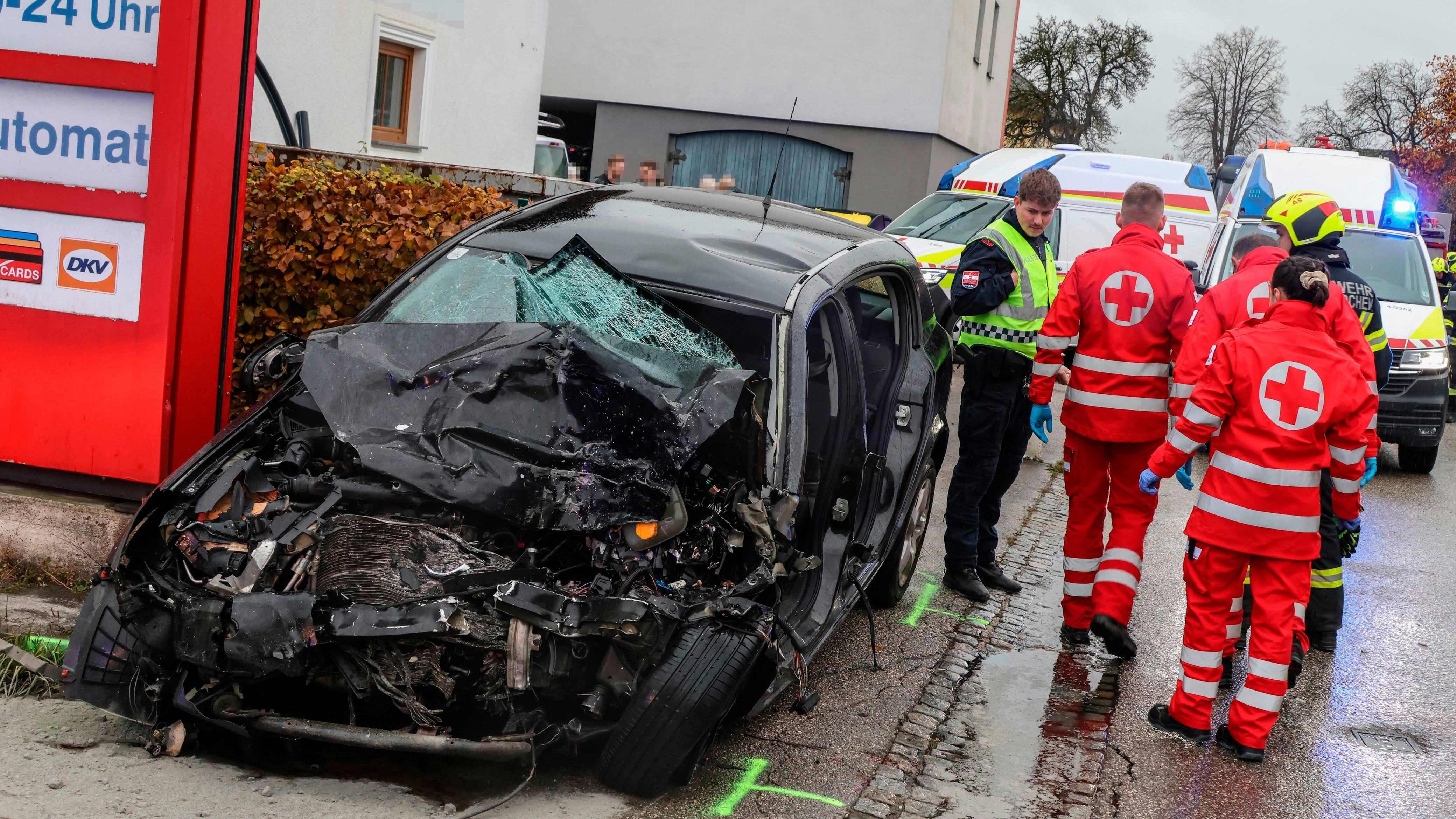 Heute.at - Auto kracht frontal in Lkw – wird völlig zerstört