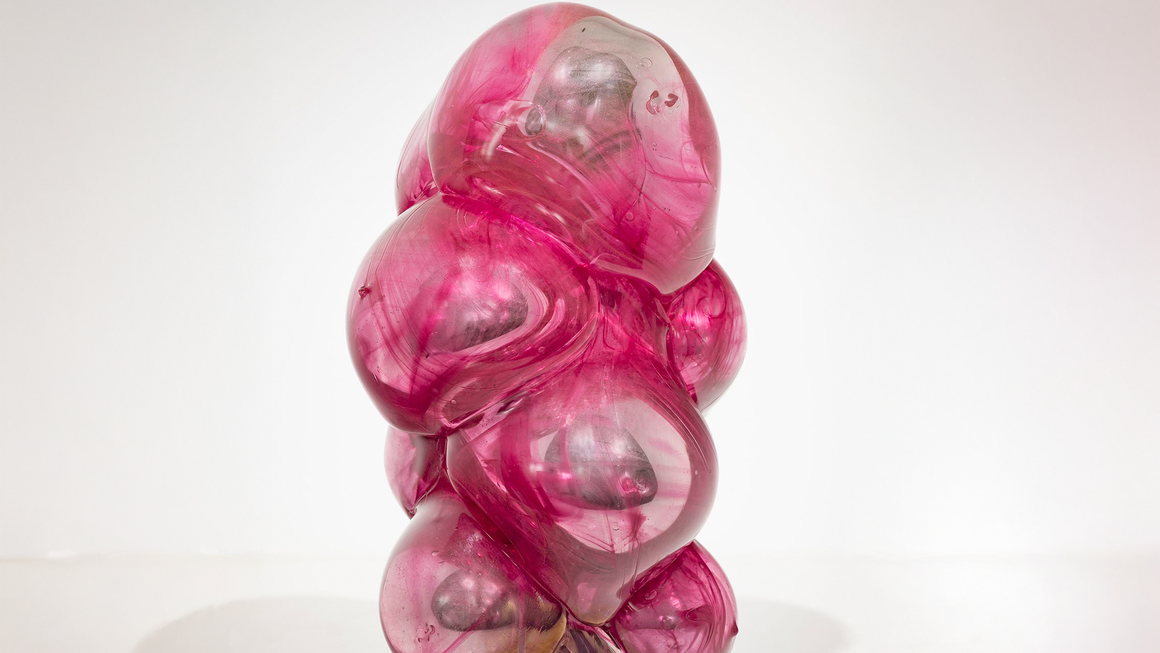 Dieses Glasobjekt heißt wie die Ausstellung: "Fluid Venus"