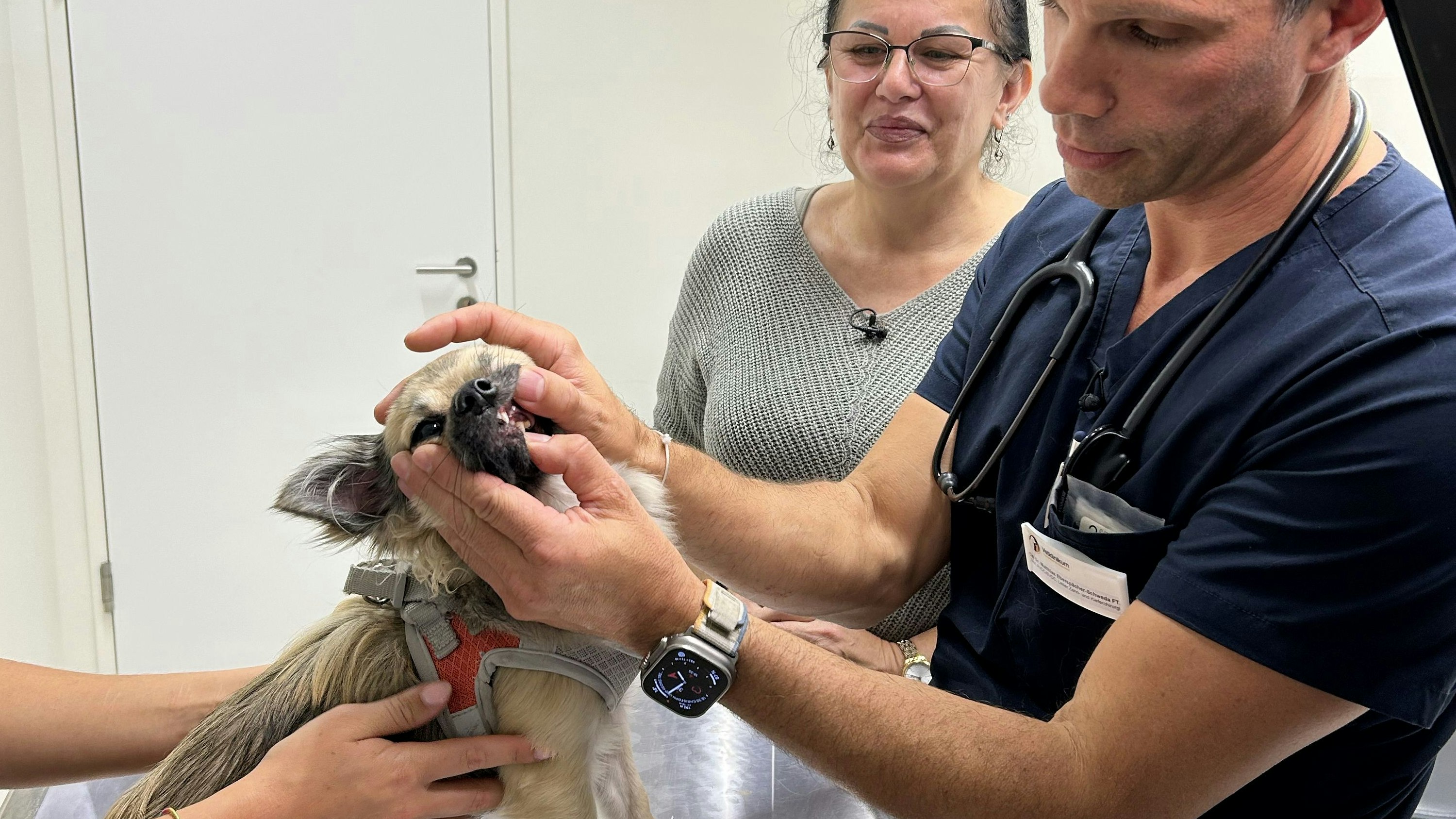 Andrea S. und Hund Bobby beim Tierarzt.