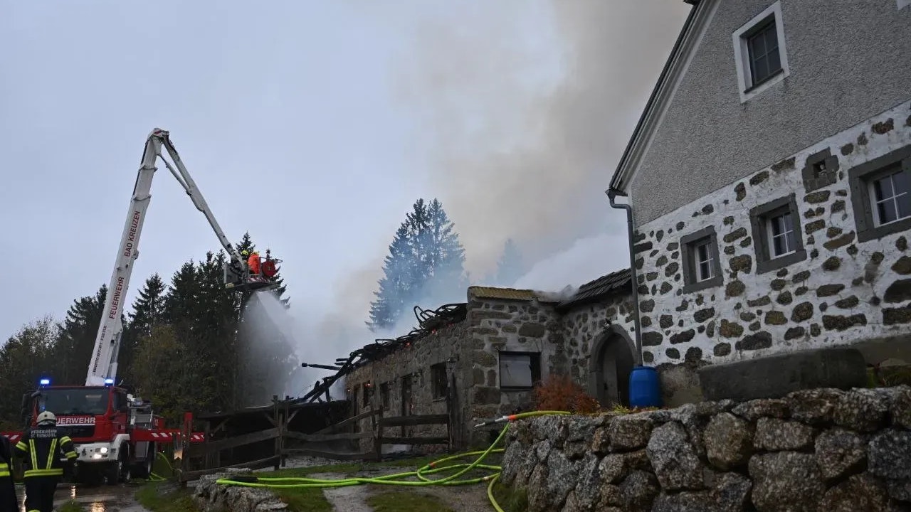 Heute.at - Meterhohe Rauchsäule – Bauernhof steht in Flammen