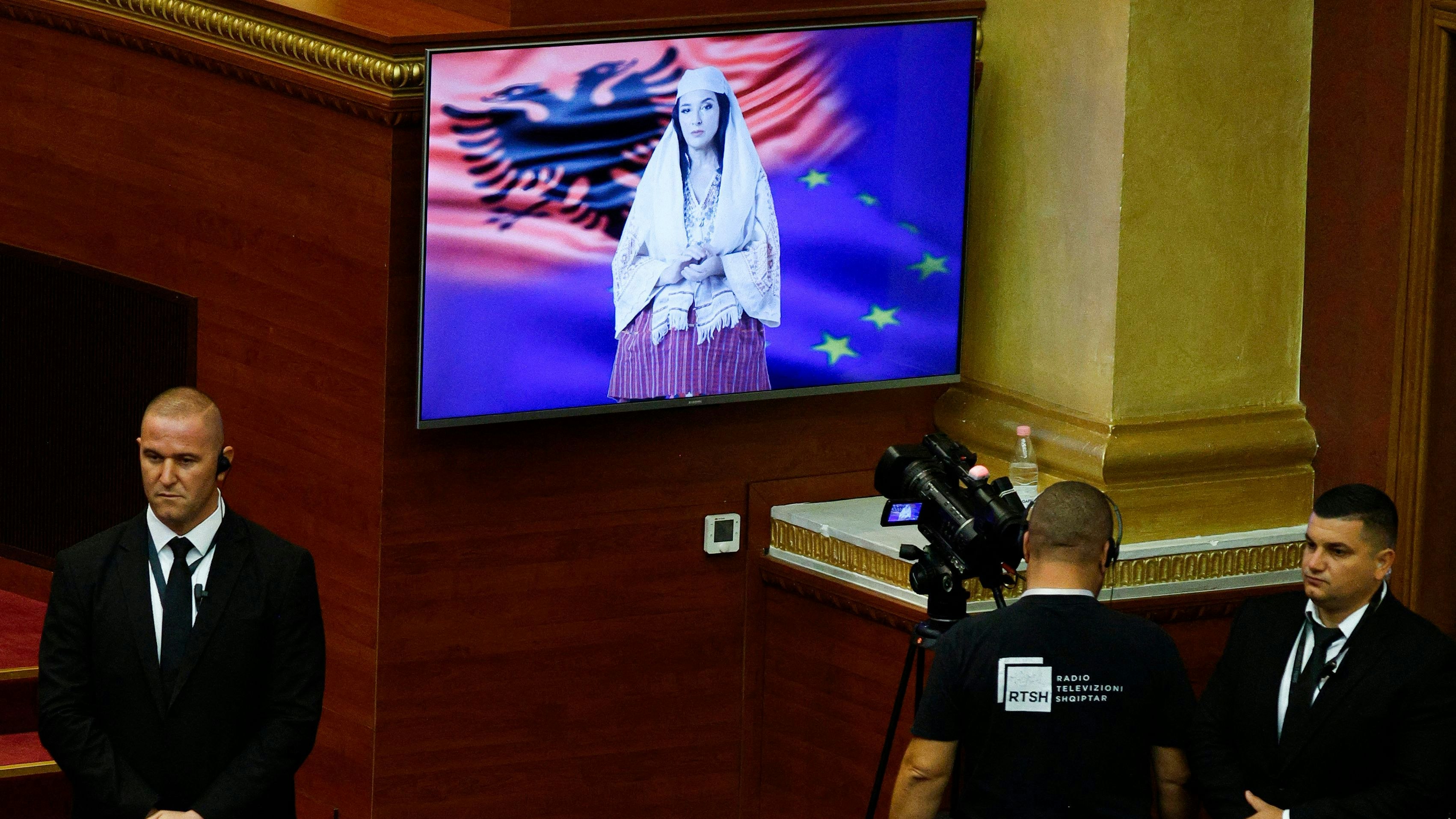 Heute.at - Premier bestätigt: Albaniens KI-Ministerin schwanger