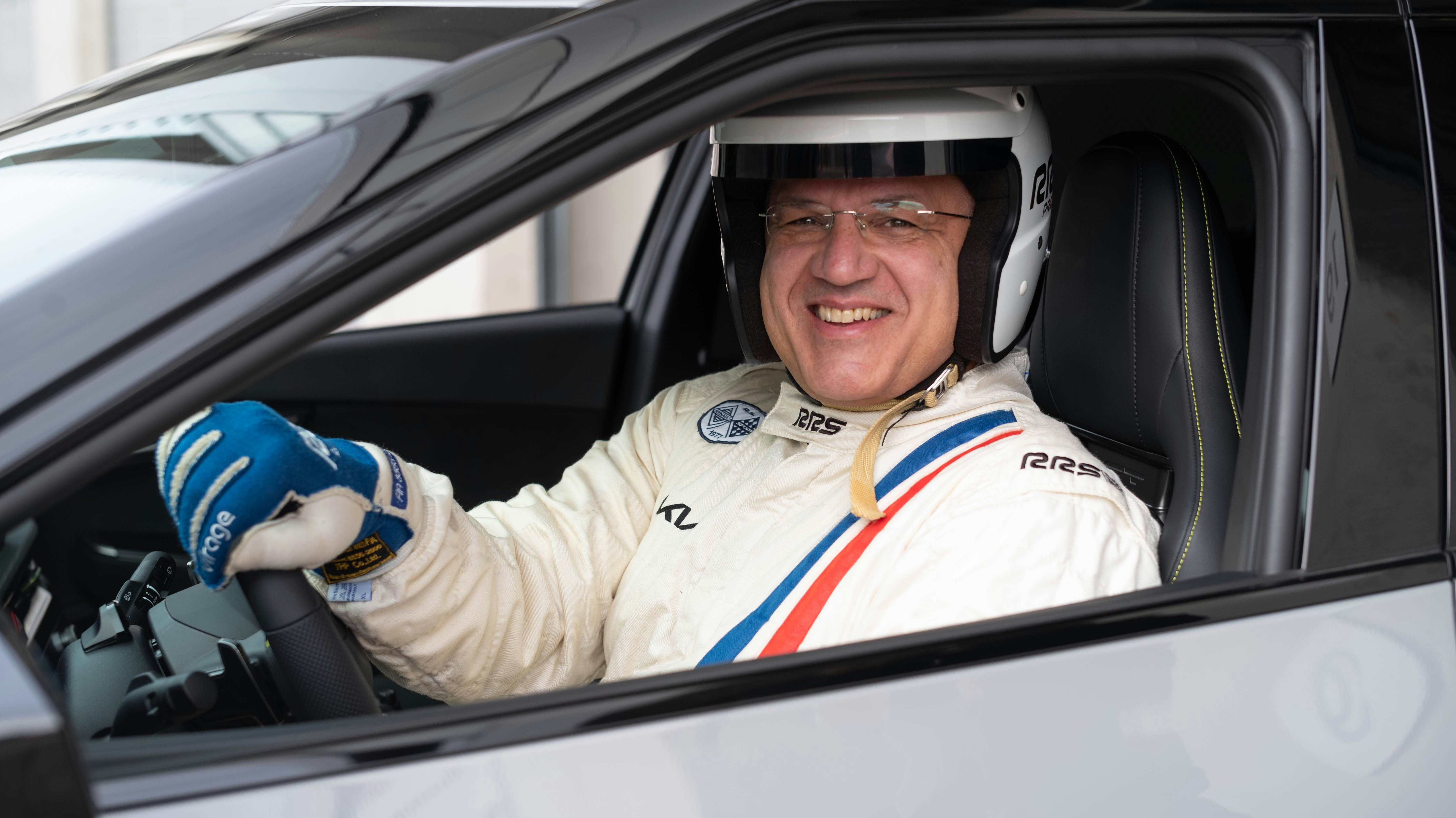 Neuer Rundenrekord für Elektroautos mit Straßenzulassung am Red Bull Ring: Serienmäßiger Kia EV6 GT fährt eine Zeit von 1:49,39 Minuten. Fahrer Kurt Praszl aus Oberösterreich bezeichnet Kia EV6 GT als ultimatives Familienauto