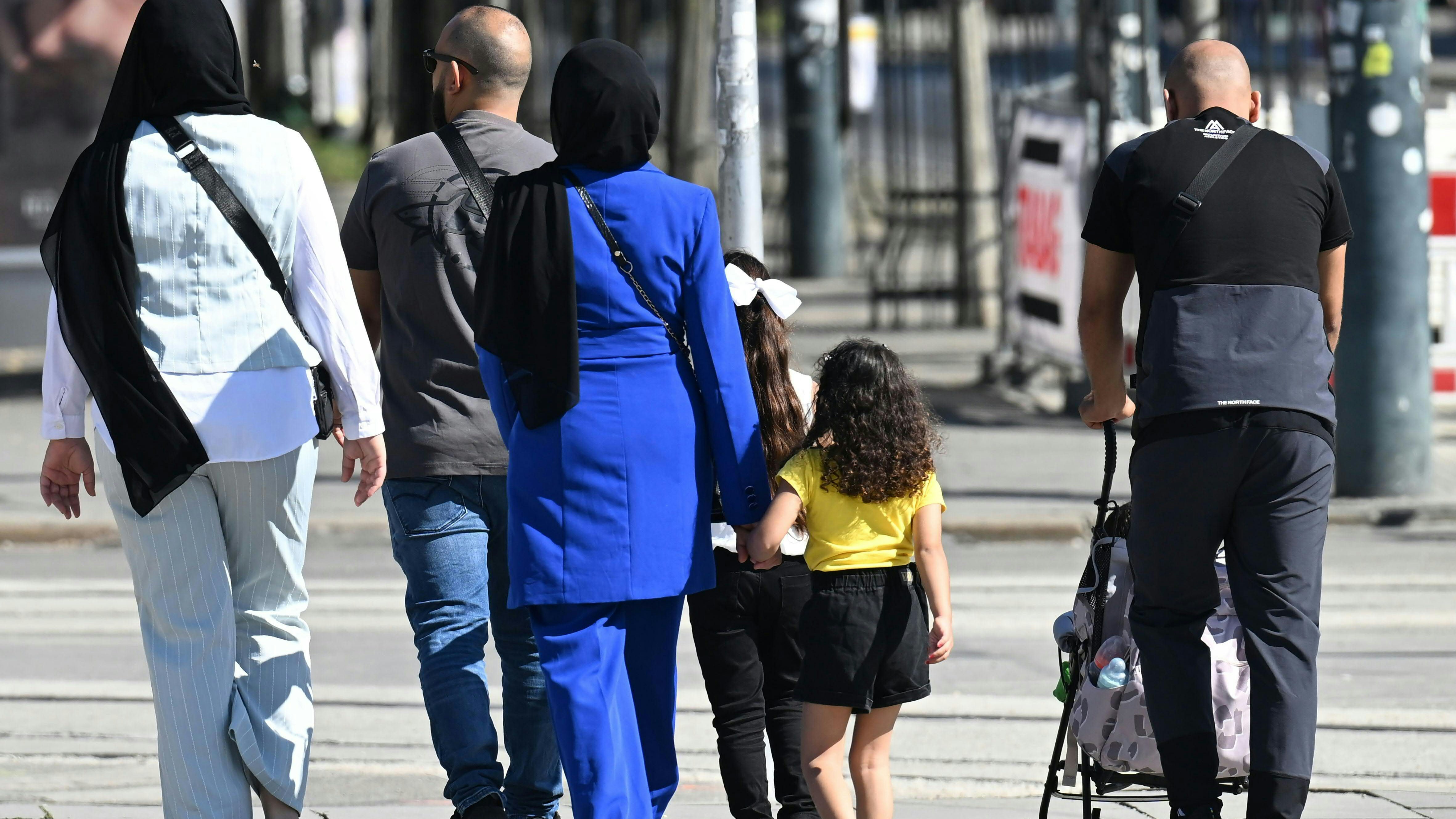 Heute.at - Andere sollen sparen! Asyl-Lobby will volle Sozialhilfe