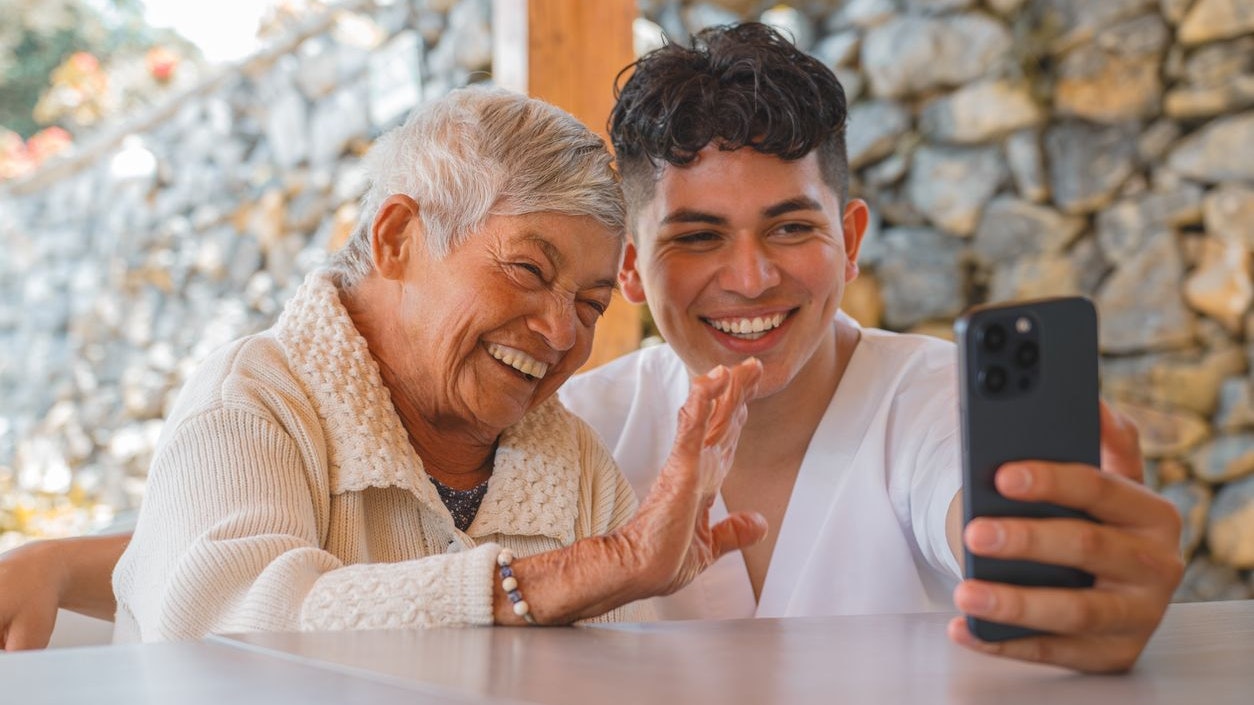 Smartphones sind heute für die Aufrechterhaltung sozialer Kontakte beinahe unabdingbar