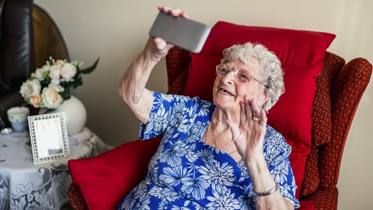 Es gibt neue Hinweise darauf, dass digitale Geräte älteren Menschen helfen können, geistig fit zu bleiben