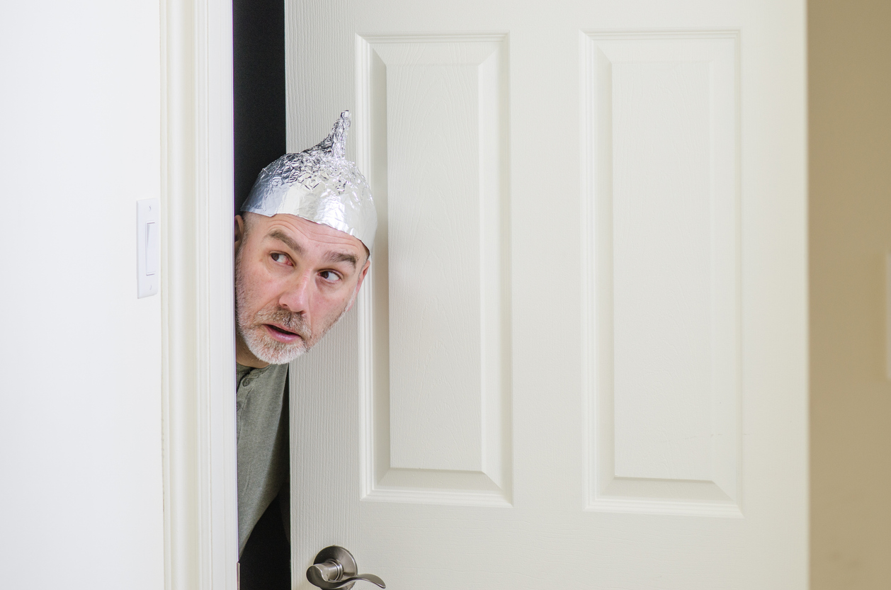 Je weniger Vertrauen die Menschen haben, desto eher glauben sie, dass dunkle Mächte am Werk sind.