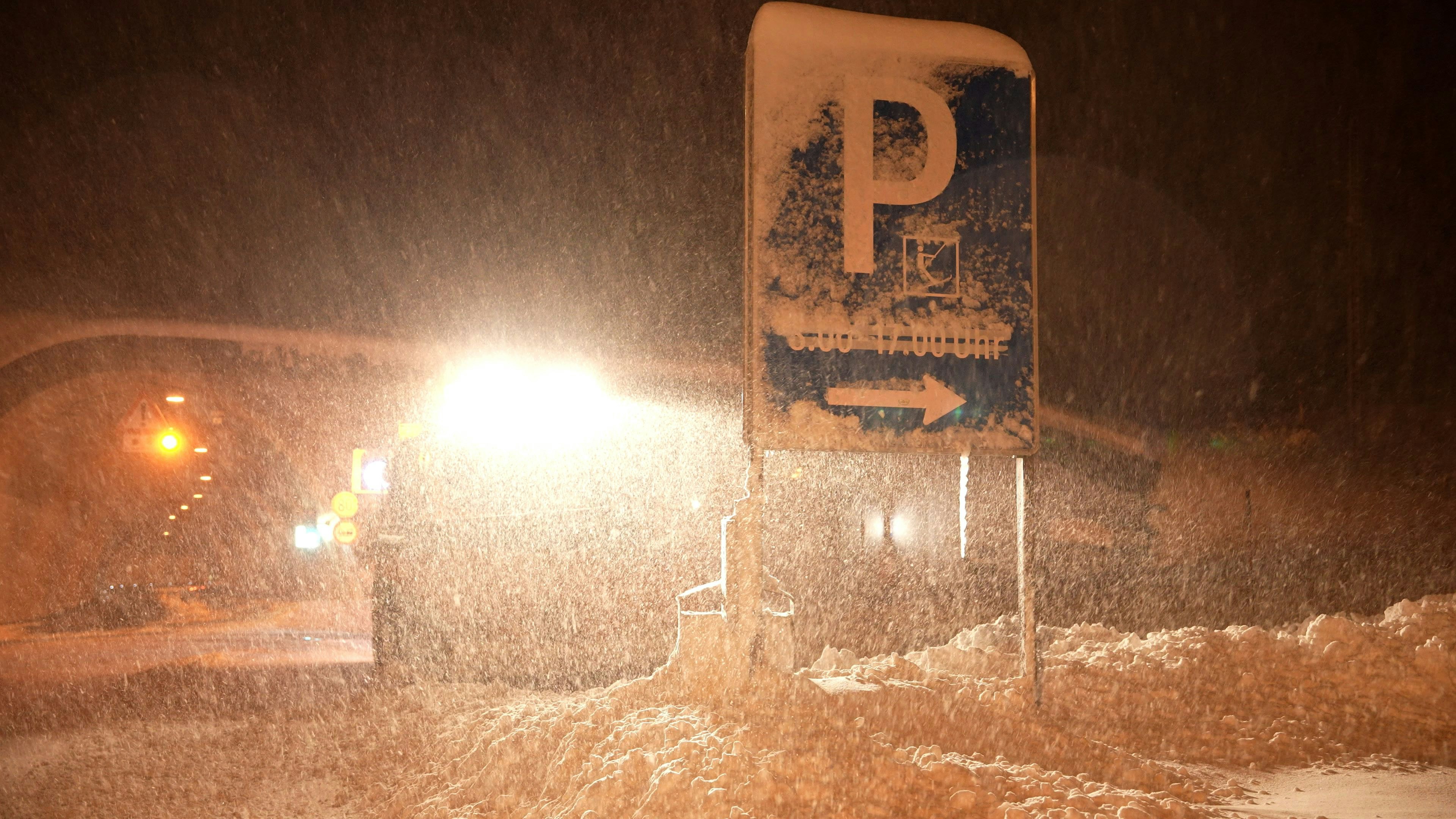 Heute.at - 1 Meter Neuschnee – Winter-Walze begräbt Autos
