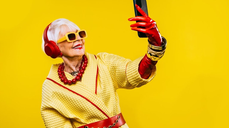 Sie surfen am Handy, spielen mit Gaming-Konsolen, chatten übers iPad: Nicht Kinder sind die wahren Digital-Süchtler, sondern immer mehr ältere Menschen. Welche Konsequenzen das für den Alltag hat, welche Vorteile und welche Nachteile es mit sich bringt.