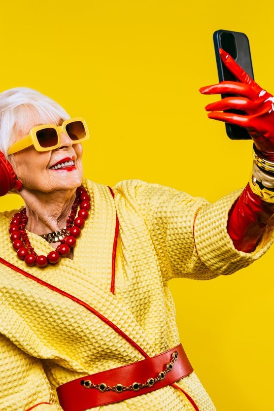 Auch für viele ältere Menschen gehört die Nutzung von Smartphones ganz selbstverständlich zum Alltag