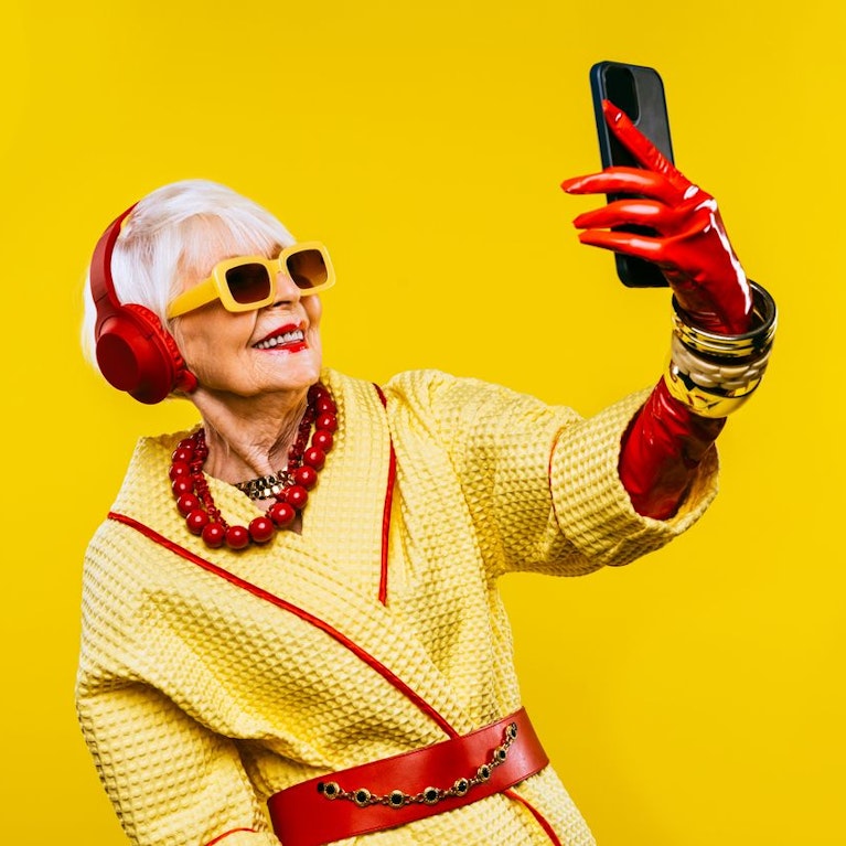 Sie surfen am Handy, spielen mit Gaming-Konsolen, chatten übers iPad: Nicht Kinder sind die wahren Digital-Süchtler, sondern immer mehr ältere Menschen. Welche Konsequenzen das für den Alltag hat, welche Vorteile und welche Nachteile es mit sich bringt.