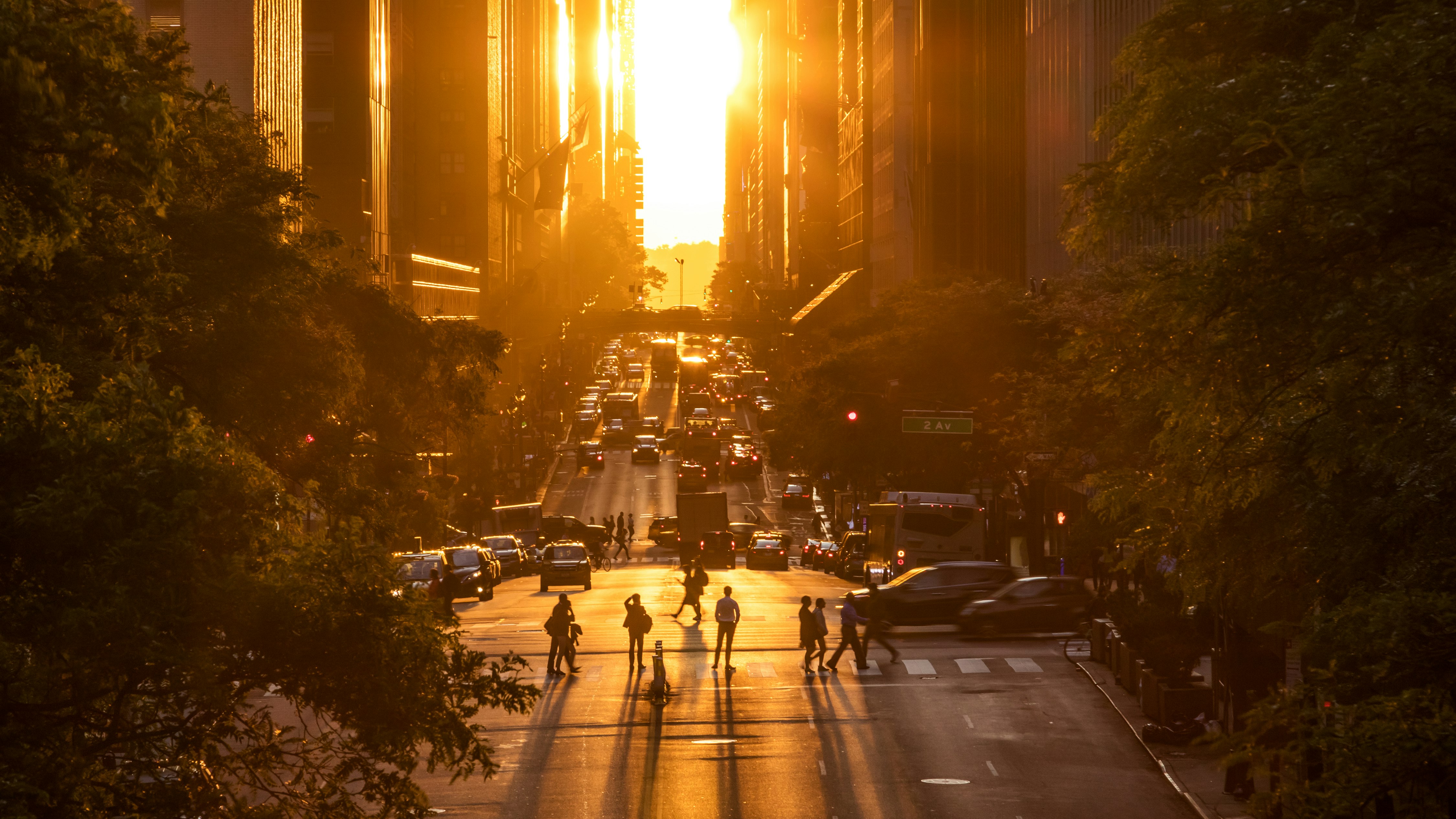 Während des Manhattanhenge fällt das abendliche Sonnenlicht exakt zwischen die Gebäude.